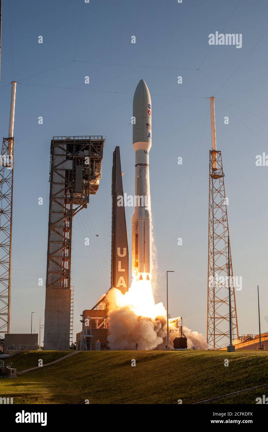 CAPE CANVERAL, FL, USA - 30. Juli 2020 - vor dem Hintergrund des blauen Himmels hebt eine United Launch Alliance ATLAS V 541-Rakete vom Space Launch Complex 4 ab Stockfoto