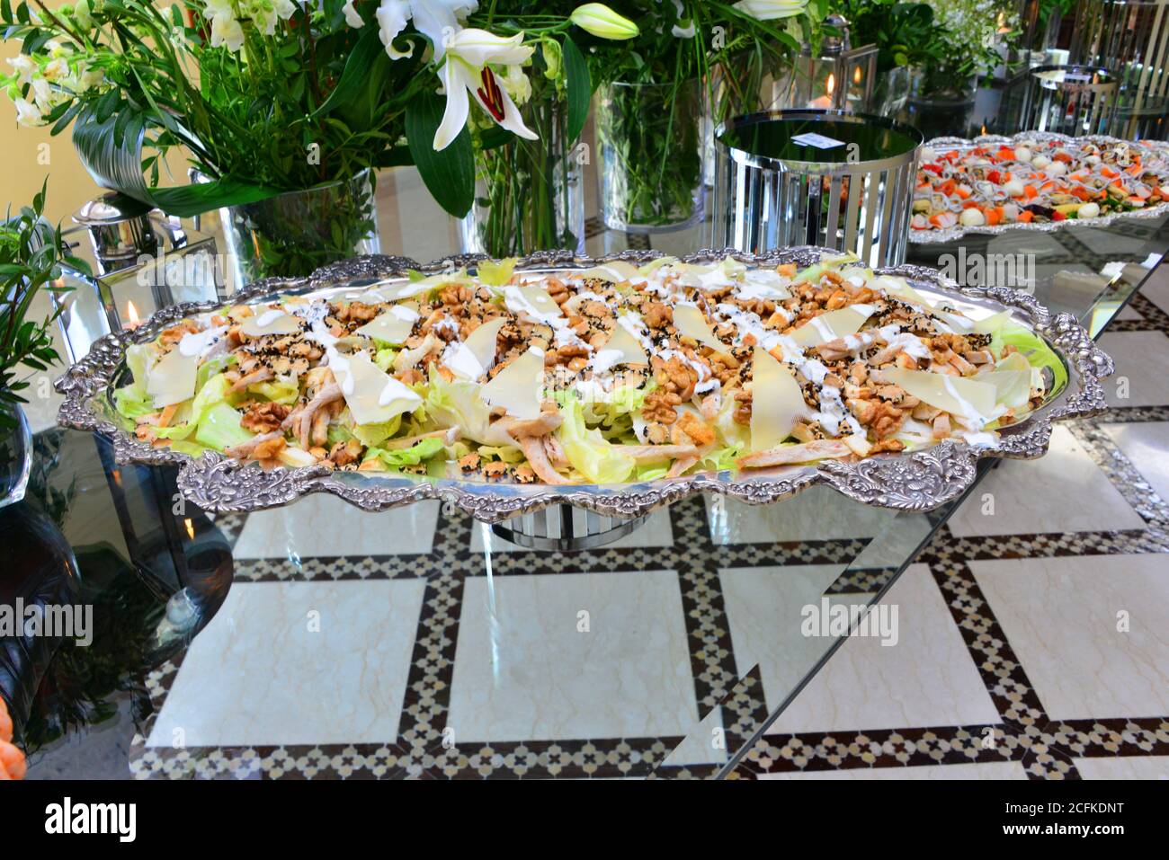 Hähnchensalat, Salat und Walnüsse. Essen Sie vegetarisch Stockfoto