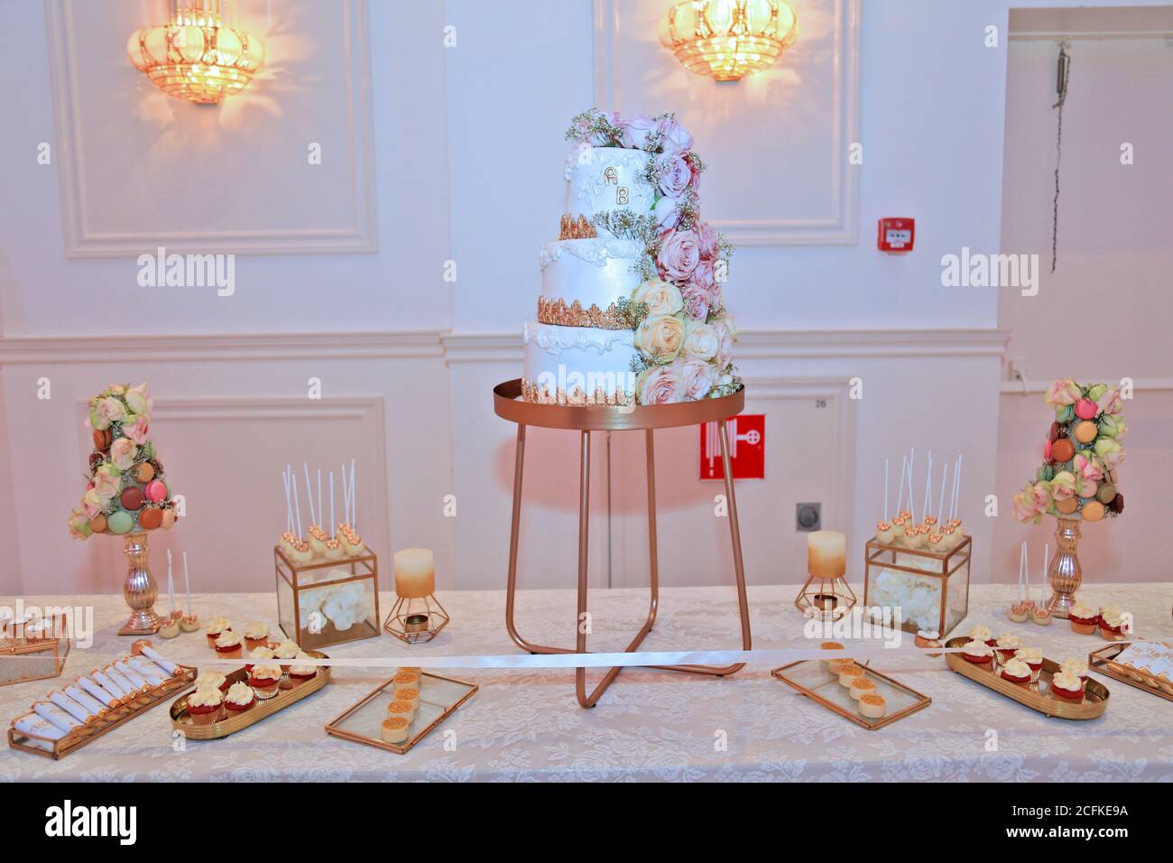 Desserttisch für eine Party, Beautiflu Hochzeitstorte auf Hochzeitsfeier Nachts Stockfoto