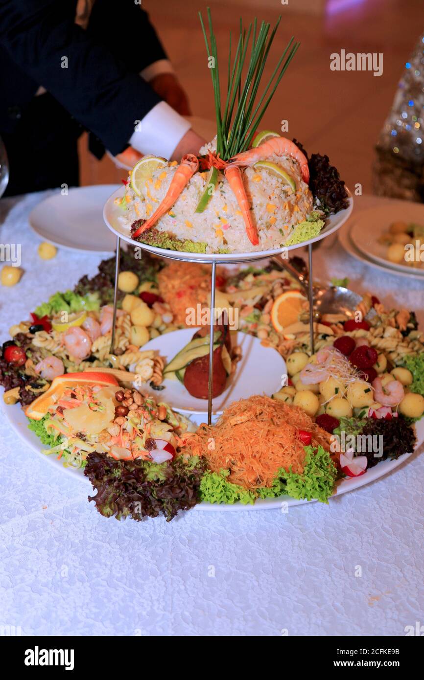 Salat mit Garnelen für Hochzeiten und Veranstaltungen. Hochzeitssalate Stockfoto