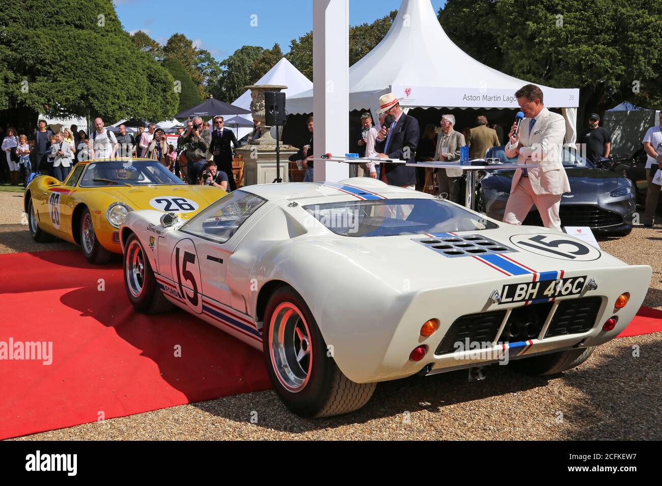 Ferrari 250LM (1965) und Ford GT40 Mk1 (1965) gehen Kopf an Kopf, Ford gegen Ferrari, Concours of Elegance 2020, Hampton Court Palace, London, Großbritannien, Europa Stockfoto