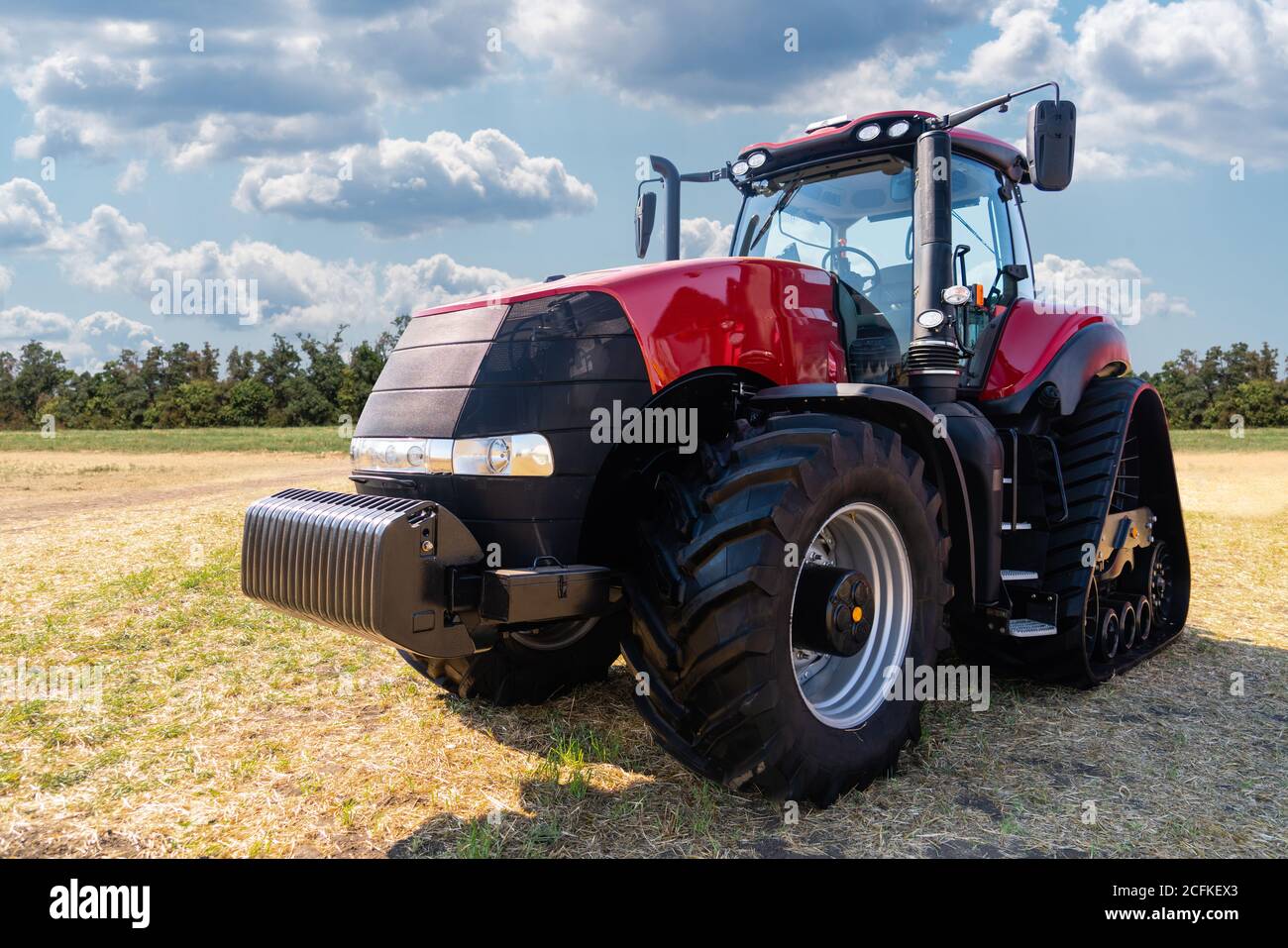 Roter Traktor auf einem landwirtschaftlichen Feld Stockfoto