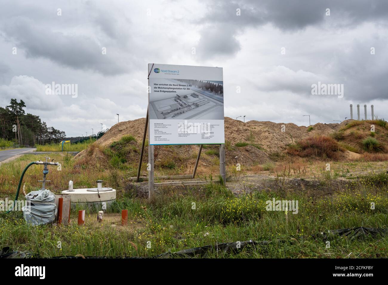 LUBMIN, 05. SEPTEMBER 2020: Infoboard auf der Baustelle der Landfallstation nord Stream 2, Erdgaspipeline durch Th Stockfoto