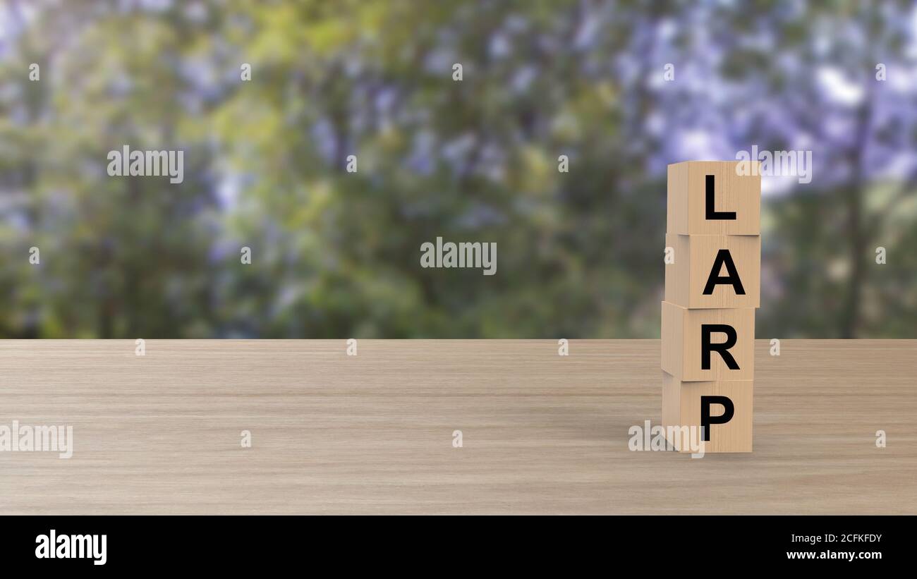 LARP Wort Holzwürfel auf Tisch vertikal über verwischen Hintergrund mit Bäumen grünen Himmel, Mock up, Vorlage, Banner mit Kopieplatz für Text, Live-Action ro Stockfoto