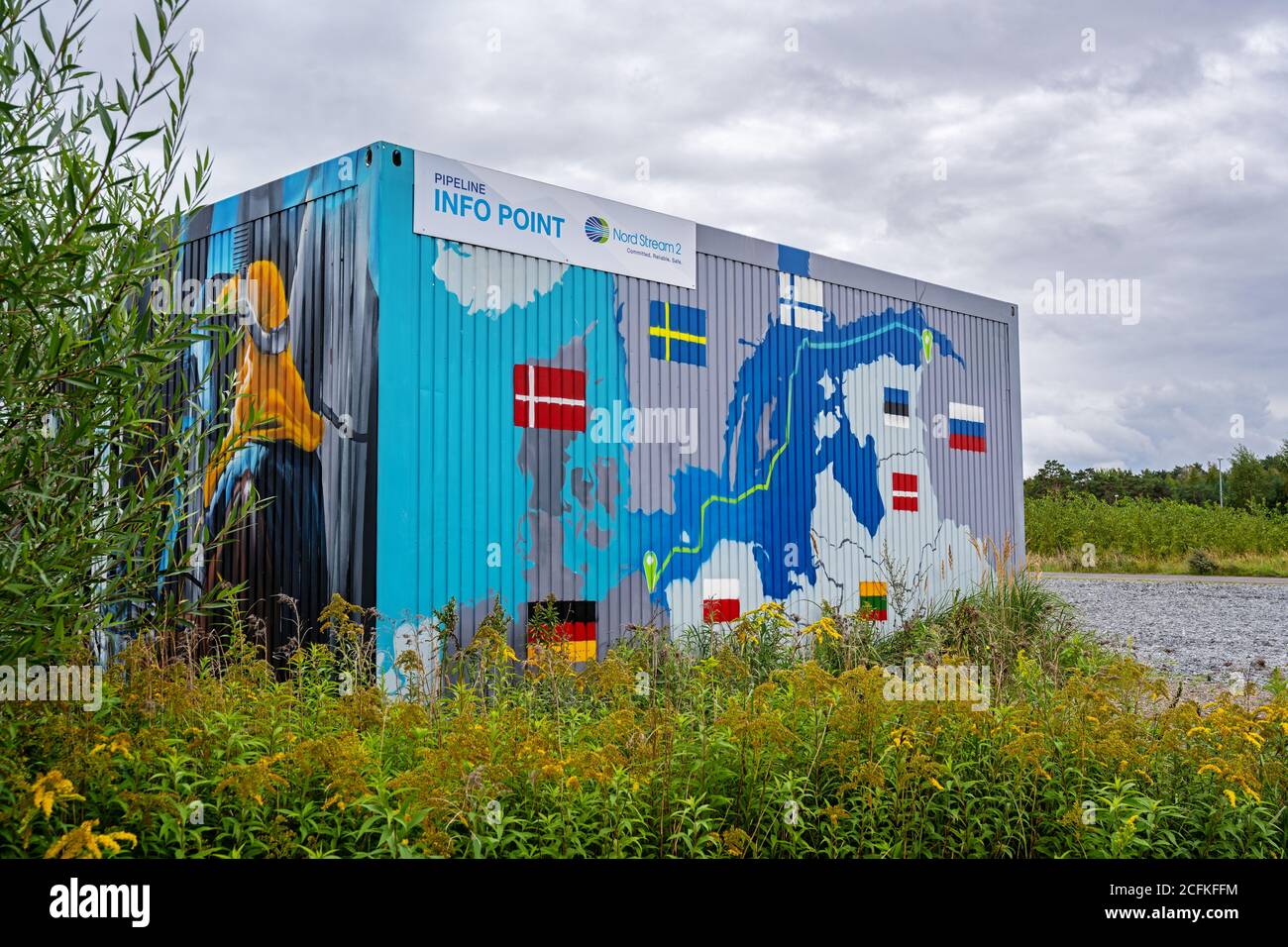 LUBMIN, 05. SEPTEMBER 2020: Infopunkt für nord Stream 2 in einem lackierten Container im Industriehafen von Lubmin, Landfallbaustelle Stockfoto