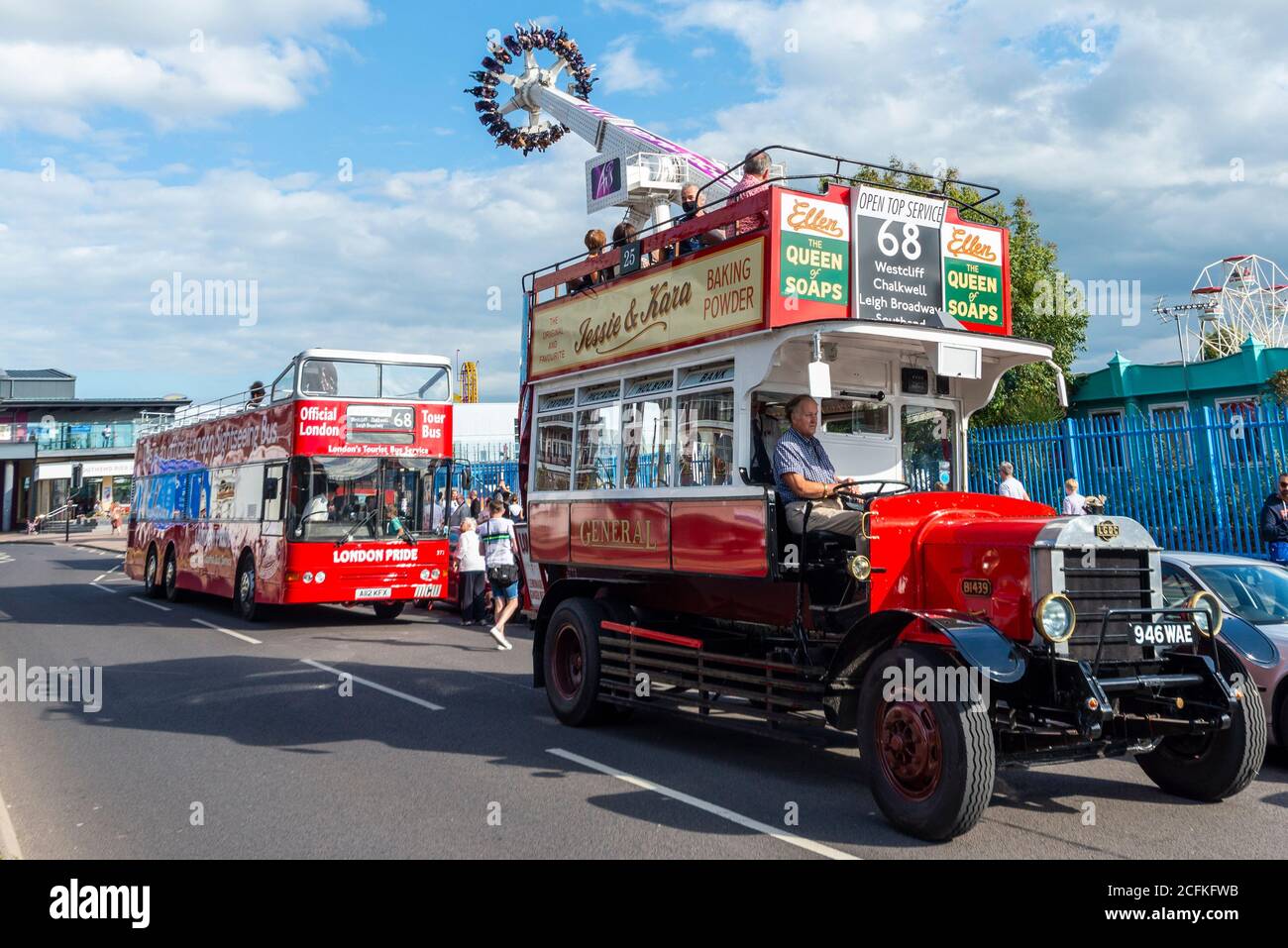 Southend on Sea, Essex, Großbritannien. September 2020. Das Busunternehmen Ensignbus betreibt den ganzen Sommer über einen Linienbus mit offenem Oberdeck von Leigh on Sea zum Southend Pier, als Route 68 und als Seaside Service bezeichnet. Zum Ende der Saison hat das Unternehmen heute eine "68 Extravaganza" betrieben und auf der Strecke eine Reihe von Spezialfahrzeugen eingesetzt, wie zum Beispiel einen Nachbau 1913 B-TYPE (im Bild), 1971 Daimler Fleetline, einen ehemaligen London Tour Bus 1984 MCW Metroliner und "Guest" Busse Stockfoto