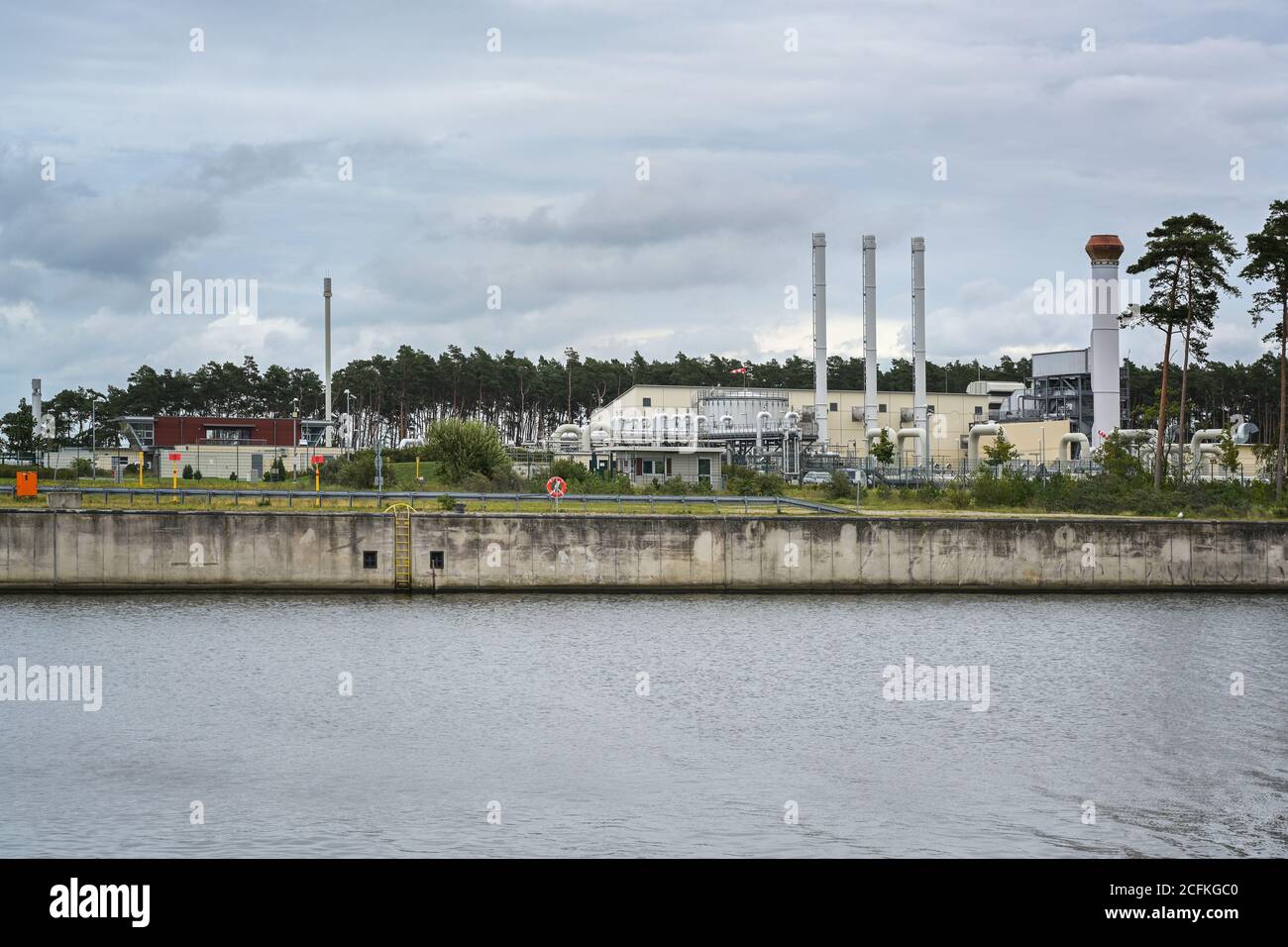 Nord Stream Landfallstation in Lubmin bei Greifswald am Hafen unter wolkenverhebendem Himmel, Gaspipeline durch die Ostsee von Russland nach Deutschland, Cop Stockfoto