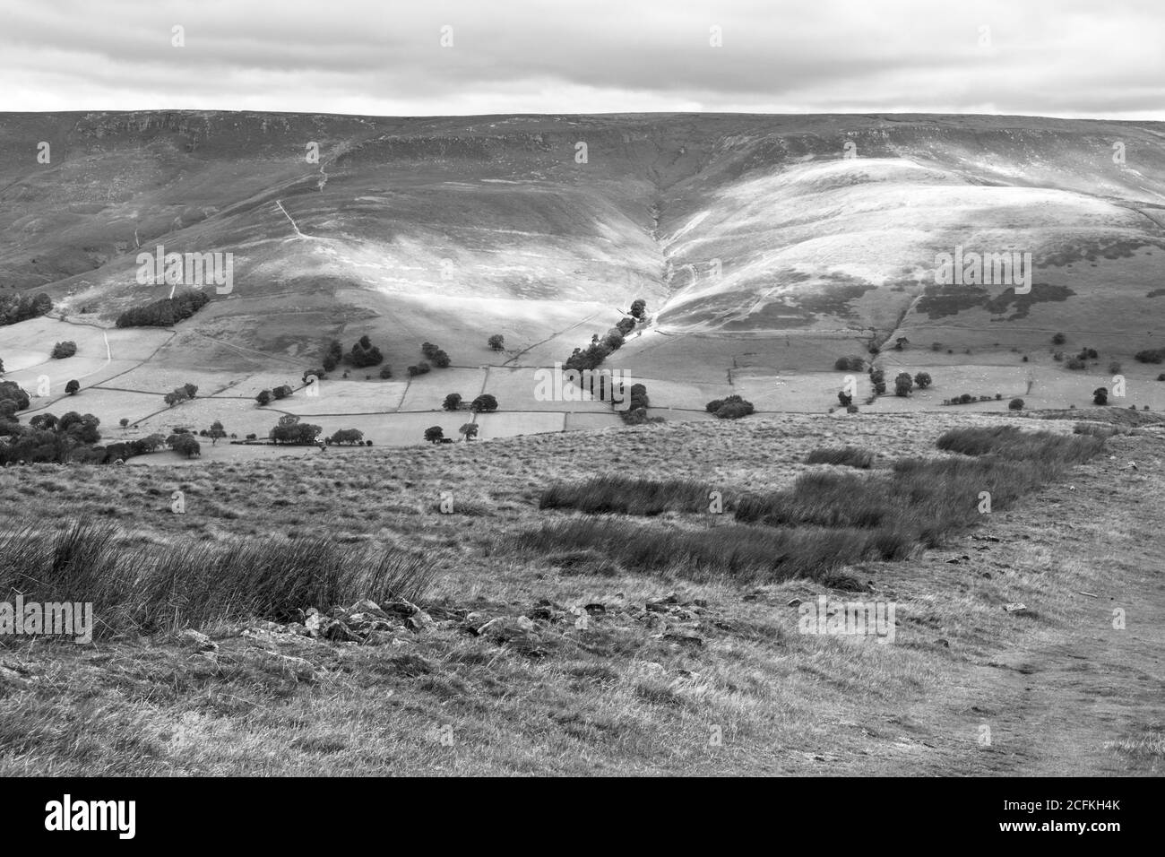 Herzförmiger Lichtstempel auf einem Hügel des Peak District Stockfoto