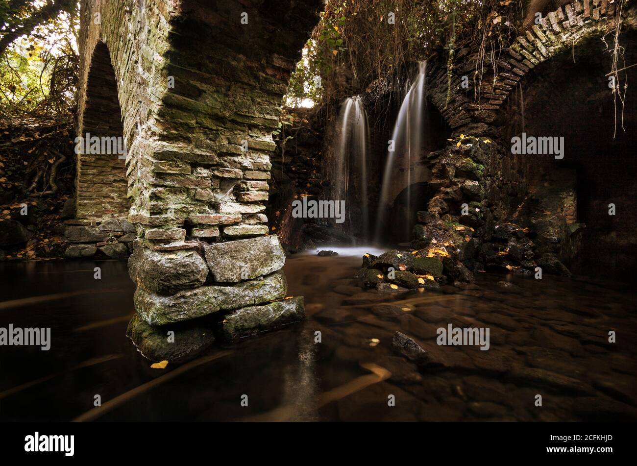 Wasserfall in den Ruinen einer alten Mühle. Naturlandschaft, magisch und entspannend Stockfoto