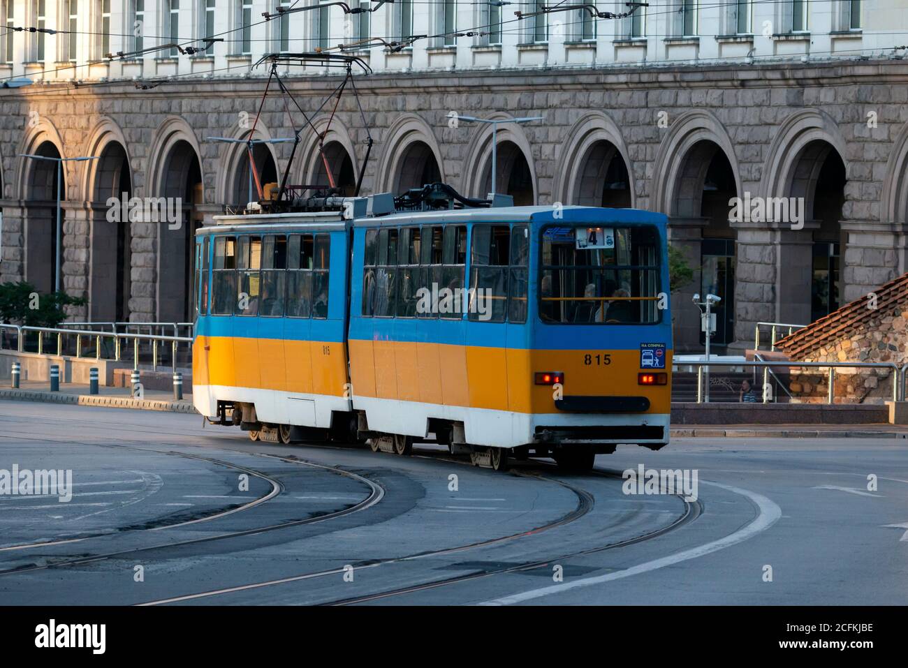 Einzelne Т6М-700 Straßenbahn auf einer leeren Straße ohne Autos in Zentrum von Sofia Bulgarien Stockfoto