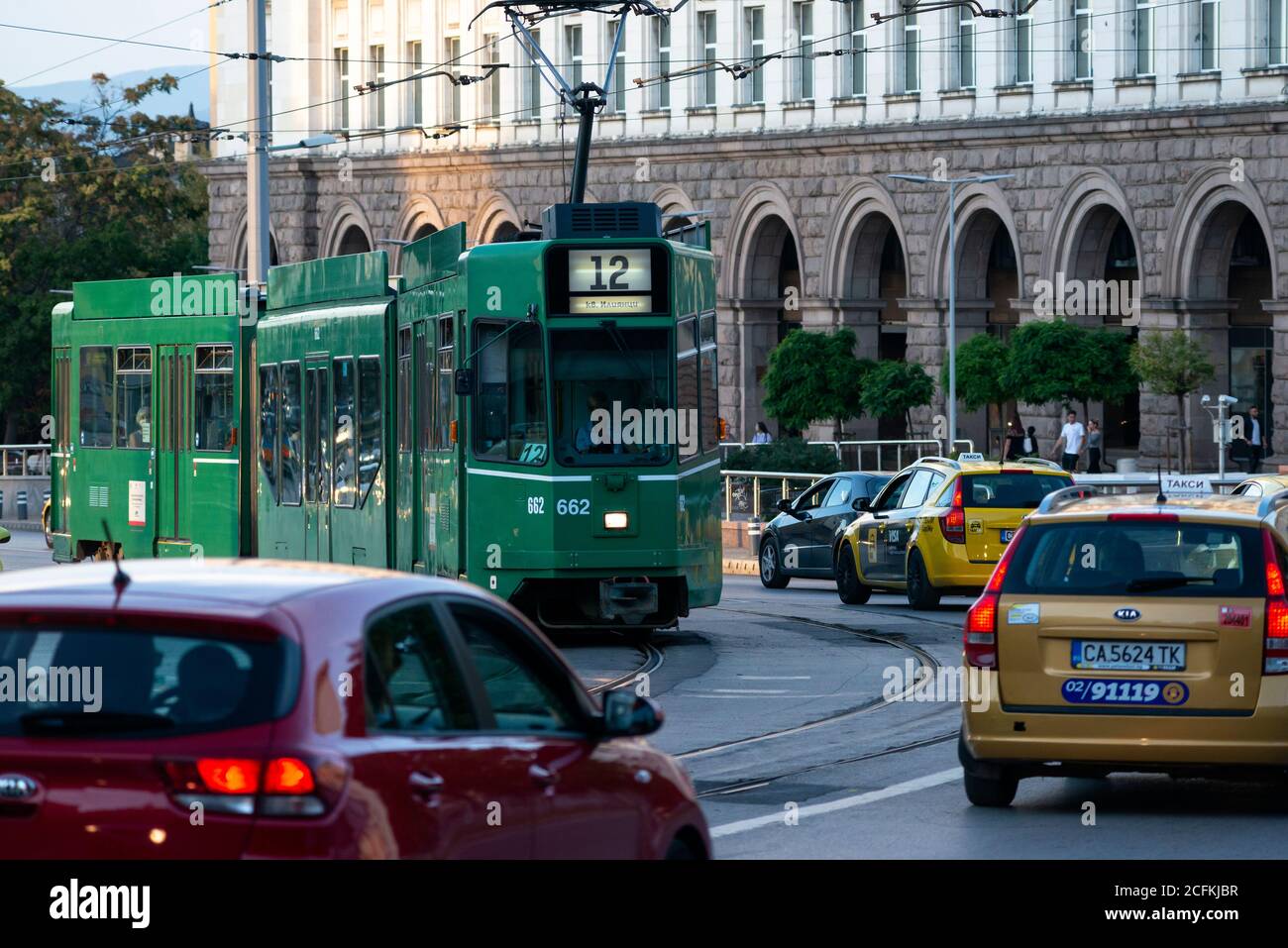 Geschäftige städtische Straßenszene während der Hauptverkehrszeit mit Autoverkehr Und be 4/6 S Schindler/Siemens grüne Straßenbahn in der Innenstadt von Sofia Bulgarien Stockfoto