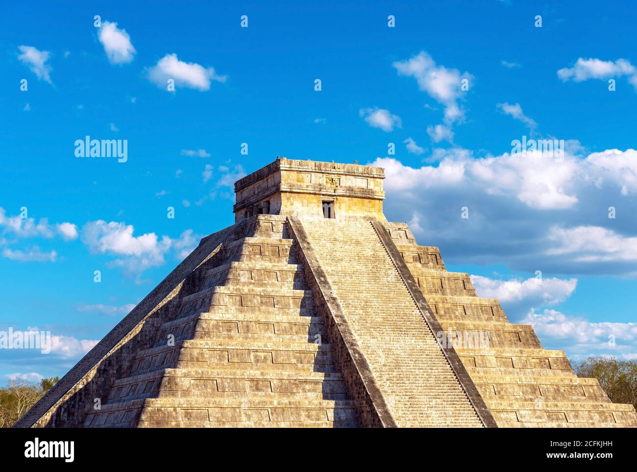 Maya-Pyramide von Kukulkan (El Castillo) in Chichen Itza während der Sommersonnenwende mit Schatten der gefiederten Schlange Quetzalcoatl durch Treppen links, Mexiko. Stockfoto