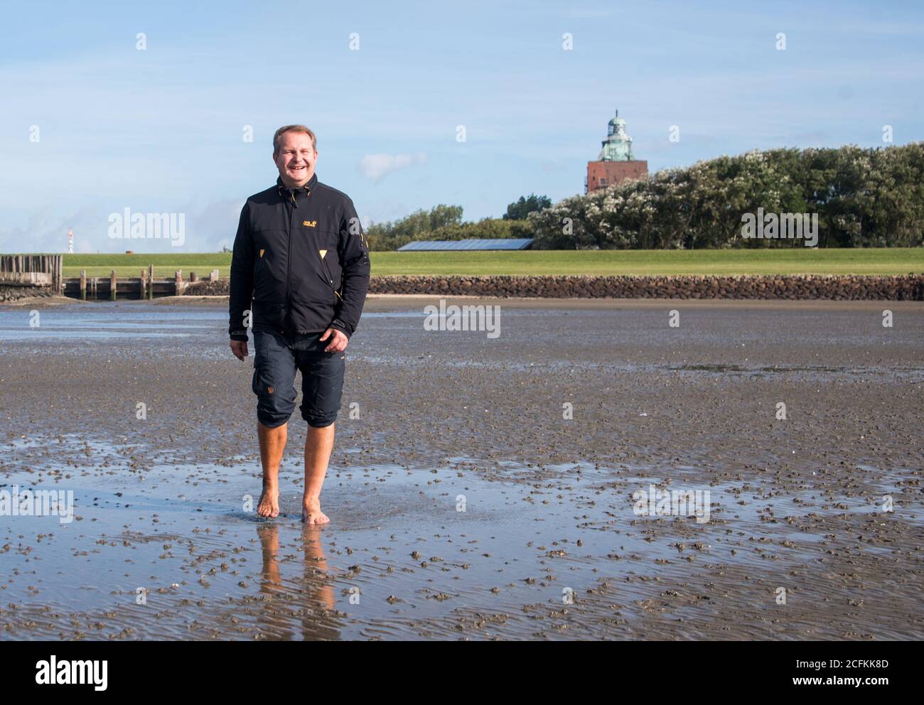 Hamburg, Deutschland. September 2020. Jens Kerstan (Bündnis90/die Grünen), Senator für Umwelt Hamburgs und Schirmherr des "Soil of the Year 2020", spaziert vor Neuwerk durch das Watt der Nordsee. Die Wattflächen sind der 'Soil des Jahres 2020'. Quelle: Daniel Bockwoldt/dpa/Alamy Live News Stockfoto