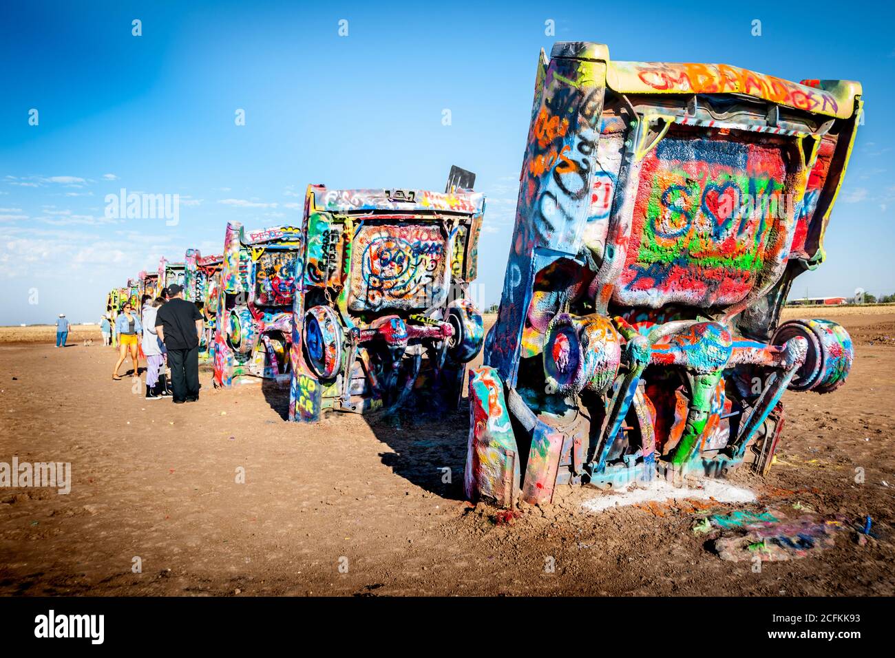Amarillo USA - September 14 2015; Cadillac Ranch Routee 66 Straßenanziehung von alten Autos stehend Feld begraben Kopf zuerst Texas, USA Stockfoto