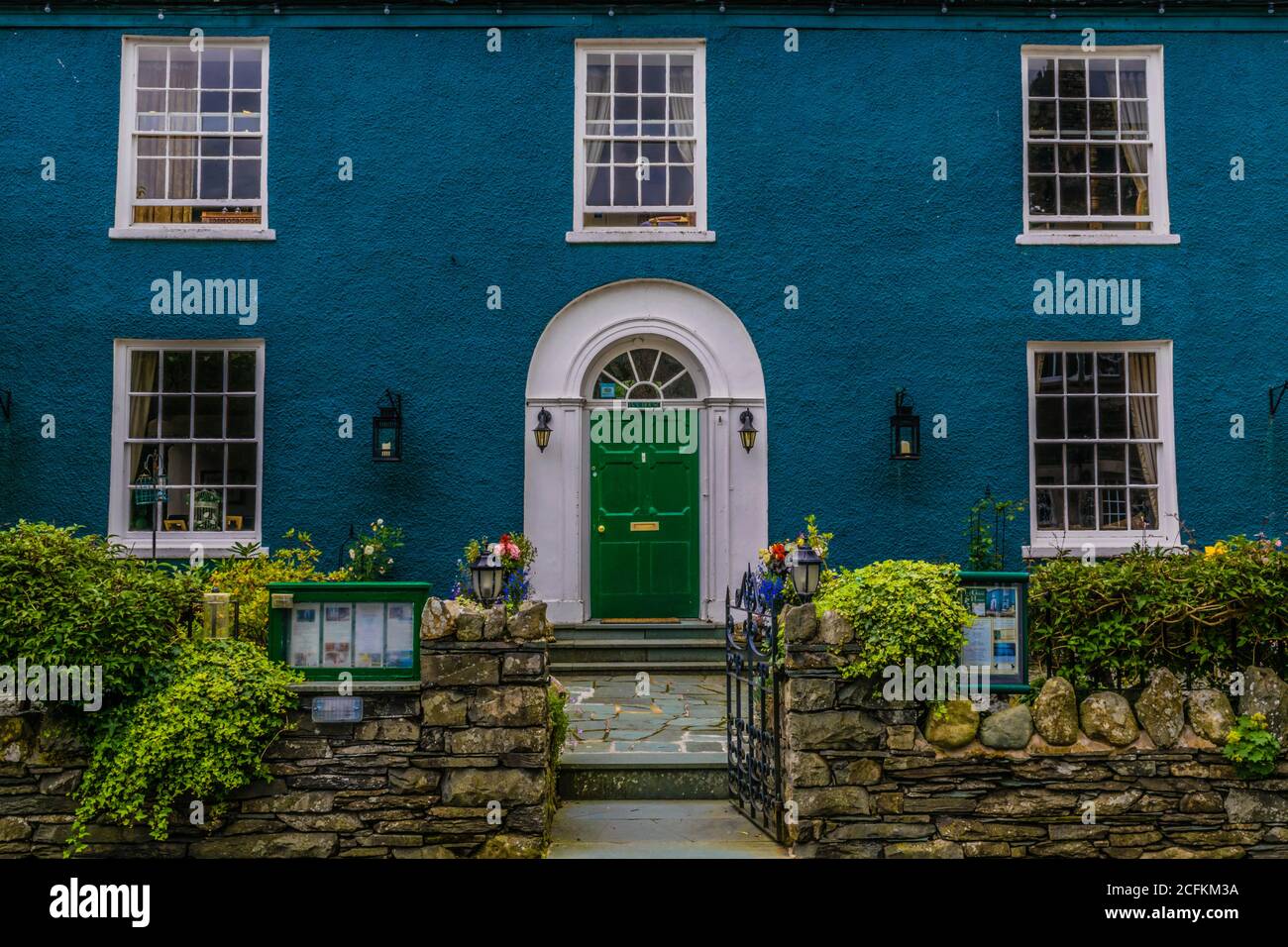 Fassade aus blauem Wellenblau, azurblauem Housee Stockfoto