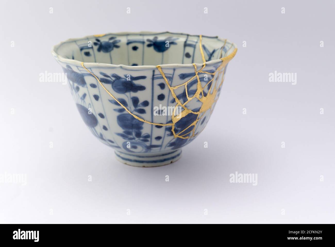 Kintsugi Teeschale Zeremonie Chawan. Gold Risse Restaurierung auf alten japanischen Keramik. Stockfoto