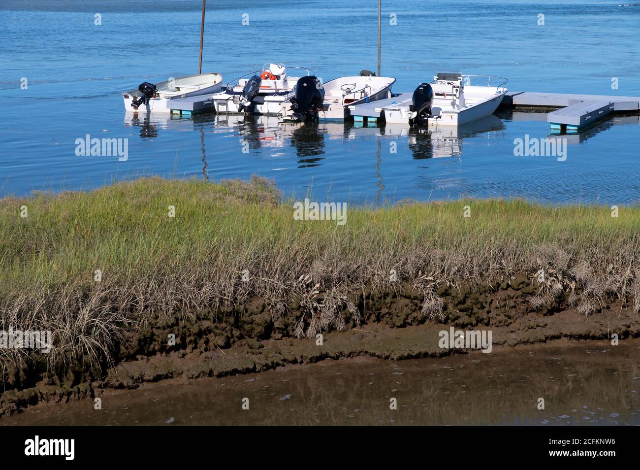 Die Boote dockten an Gray's Beach, am Cape Cod. Stockfoto