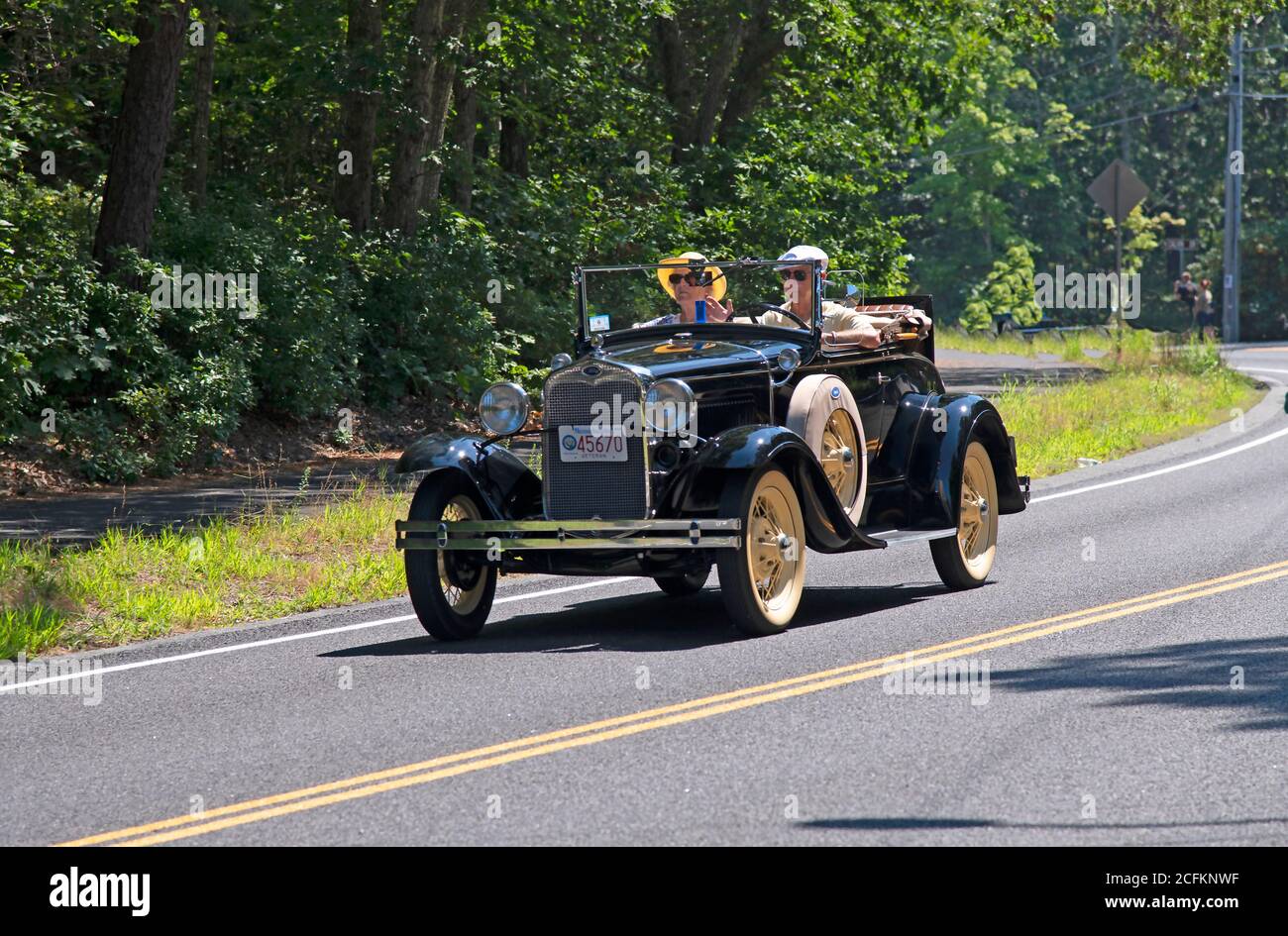 Ein antiker Ford Roadster, der eine Cape Cod Straße hinunter fährt. Stockfoto