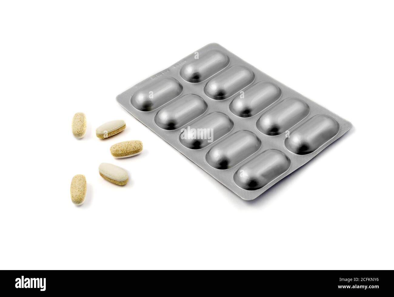 Medicine Pillen in Aluminiumfolie Streifen auf weißem Hintergrund isoliert. Stockfoto