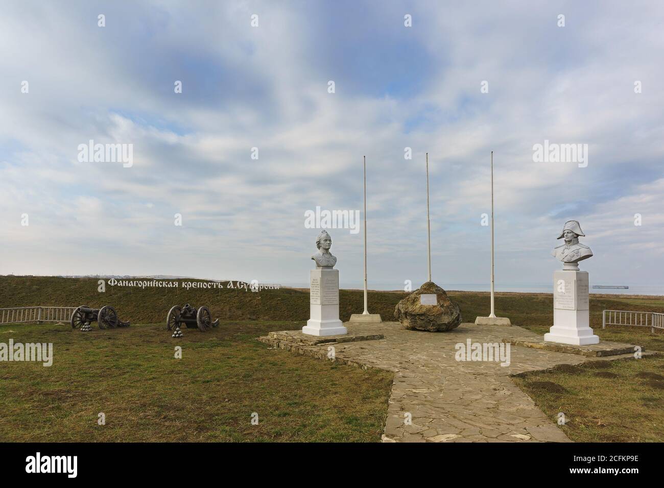 TAMAN, Bezirk TEMRYUK, REGION KRASNODAR, RUSSLAND - Januar 04.2017: Büsten von Alexander Suworow und Fjodor Uschakow mit einem Gedenkstein auf den s Stockfoto