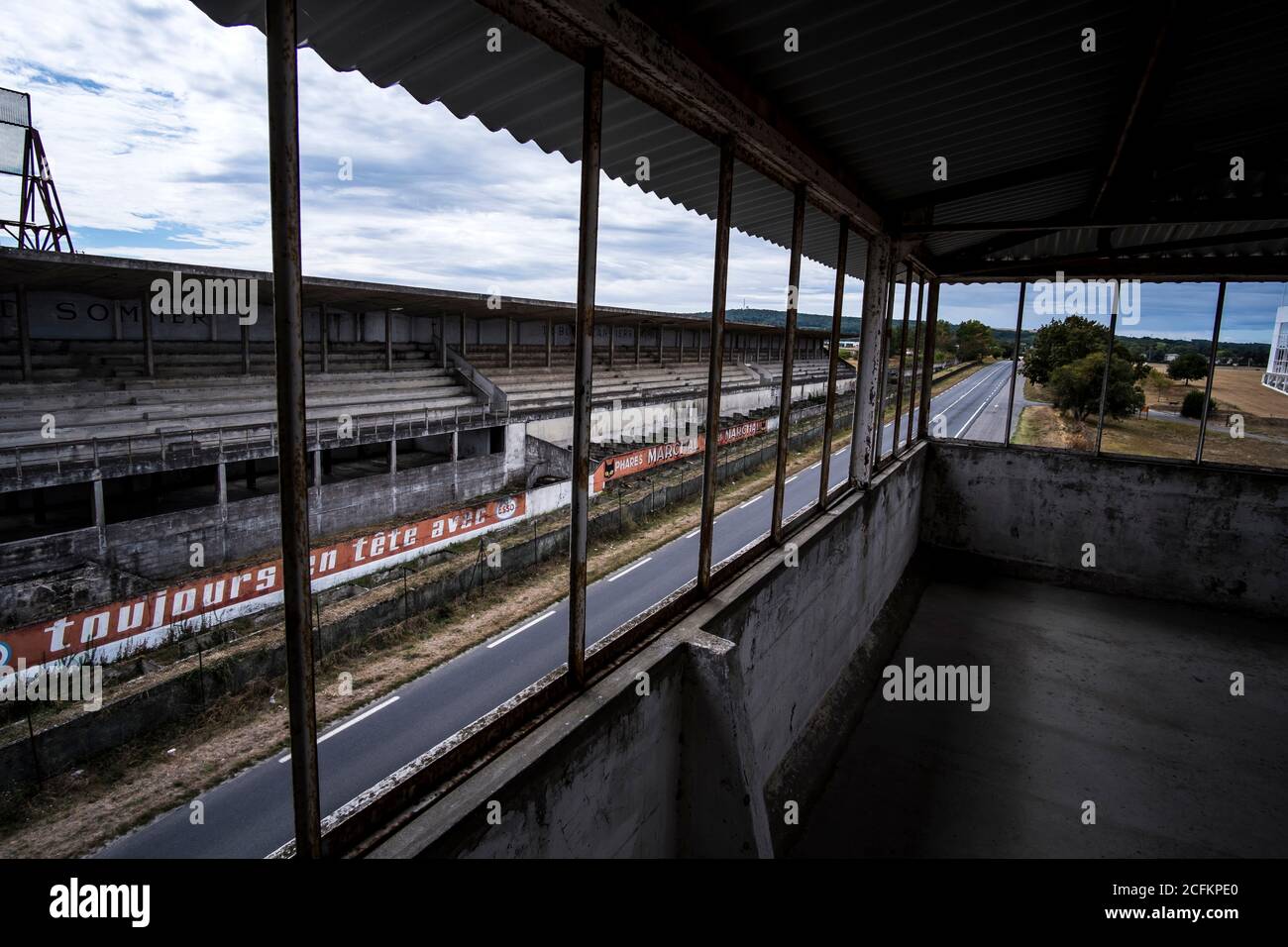 Blick auf die Boxengebäude und die Strecke auf der ehemaligen Formel-1-Rennstrecke in Reims-Gueux, Frankreich Stockfoto