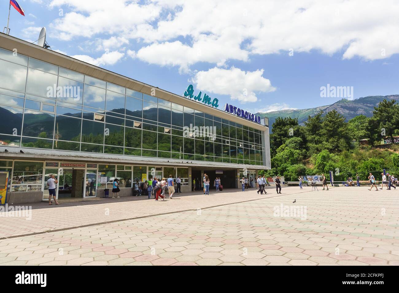 JALTA, KRIM, RUSSLAND - 10.2016. JUNI: Station Platz Stadt Jalta, Krim. Sommertag Stockfoto