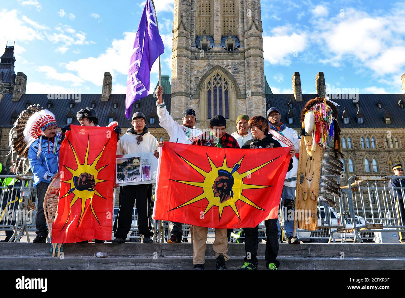 Ottawa, Kanada - 25. März 2013: Die Gruppe der Cree-Jugendlichen, die 1600 Kilometer von ihrem Haus in Whapmagostui, Que, gelaufen sind, um am Ende ihrer Reise auf den Parliament Hill in Ottawa, Ontario, auf die Themen der Ureinwohnerbewegung aufmerksam zu machen Stockfoto