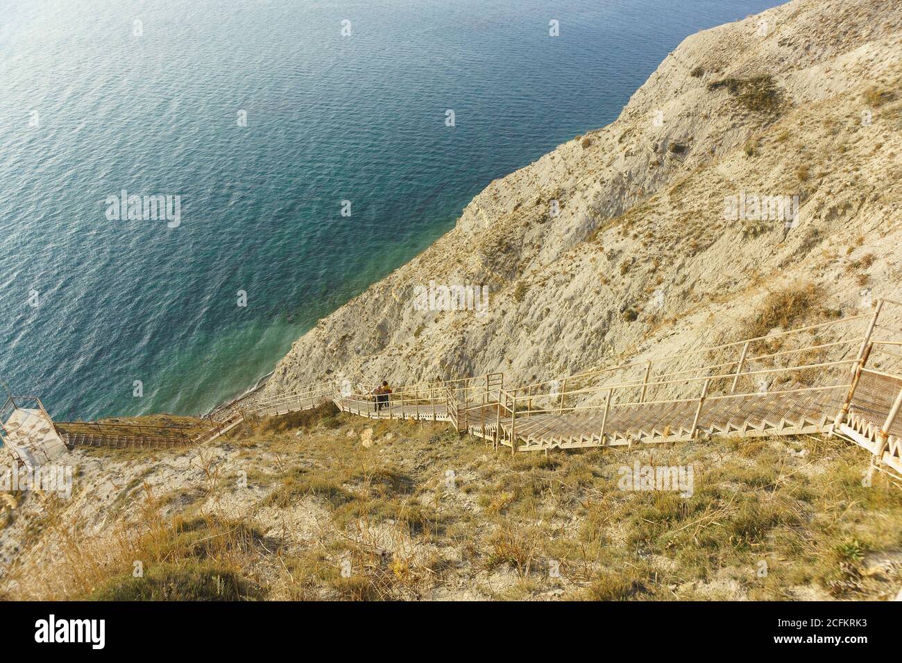 Russland, Anapa, Supsekh - November 19.2017: Menschen, die die steile hohe Treppe zum Meer entlang einer steilen Bank Stockfoto