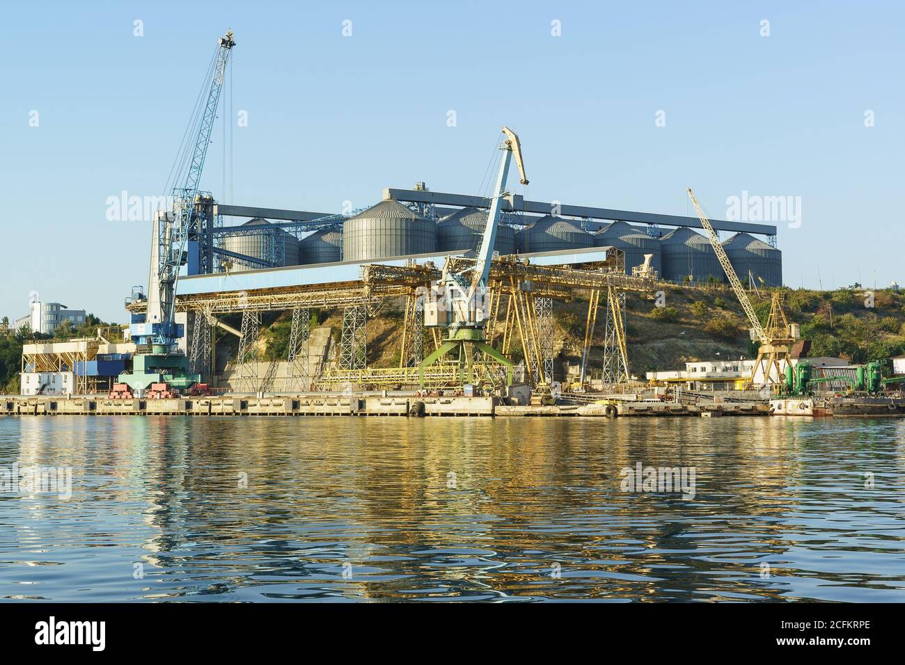 Russland, Krim, Sewastopol - September 03.2017: Ein Blick von der Bucht auf die Getreideanlegestelle und Ladekrane in Seehafen Festmachen Stockfoto