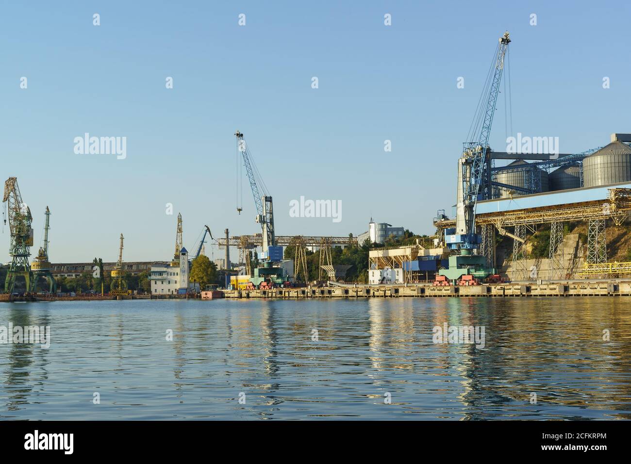 Russland, Krim, Sewastopol - September 03.2017: Ein Blick von der Bucht auf den Getreideanleger und Ladekrane Seehafen auf dem Dock. Stauerei Stockfoto