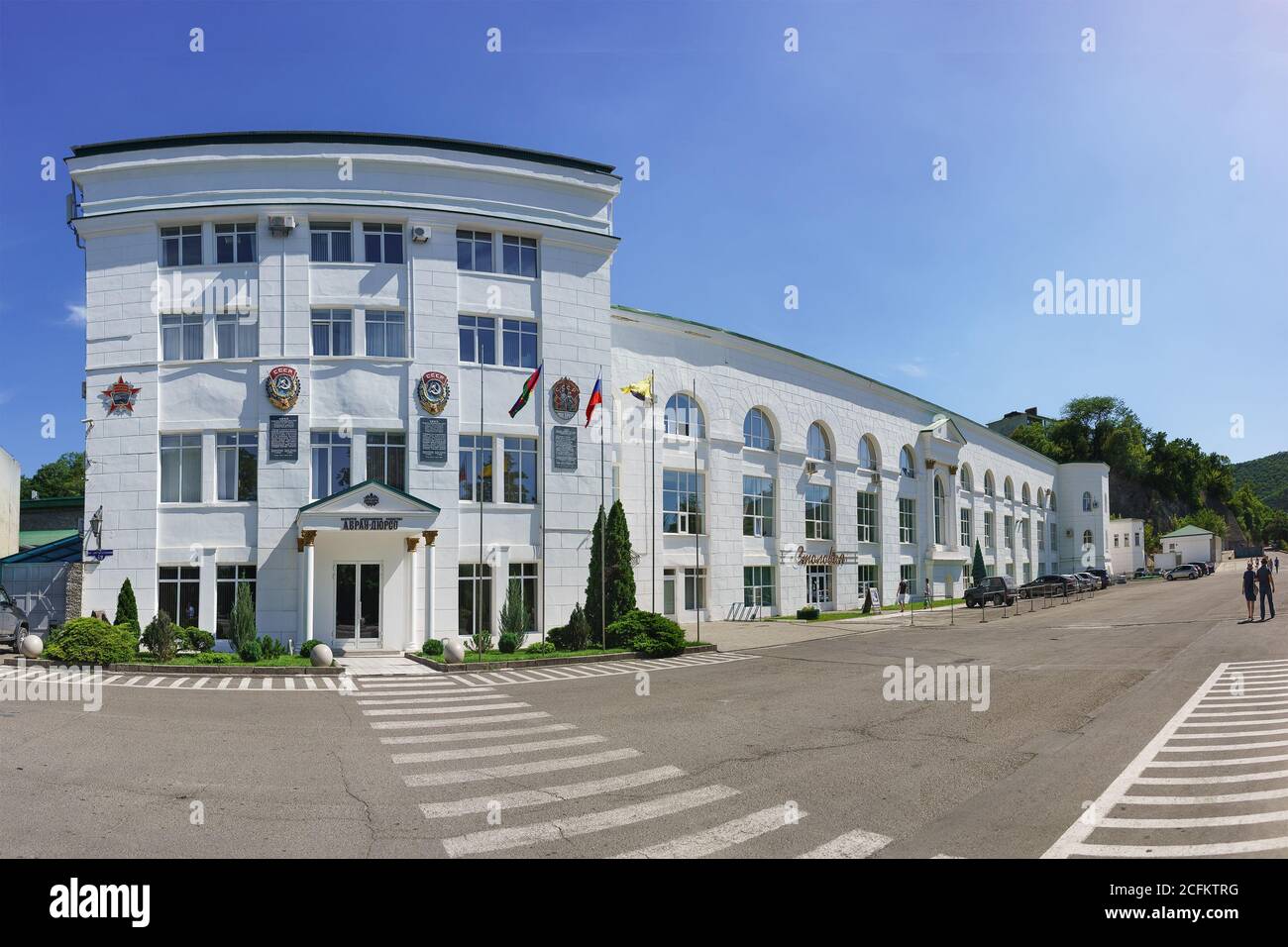 Russland, Region Krasnodar, Noworossijsk, Abrau-Durso Dorf-12. Juni 2018: Verwaltungsgebäude der JSC Abrau-Durso. Die Fassade des Gebäudes ist d Stockfoto