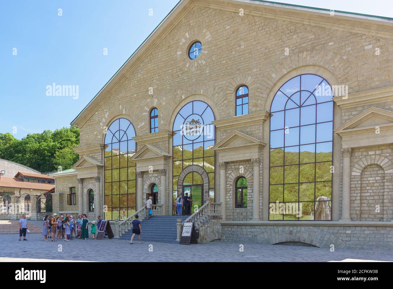 Russland, Region Krasnodar, Novorossijsk, Dorf Abrau-Dyurso-12. Juni 2018: Der Eingang zum Verwaltungsgebäude Zentrum der Turisme Wein Abra Stockfoto