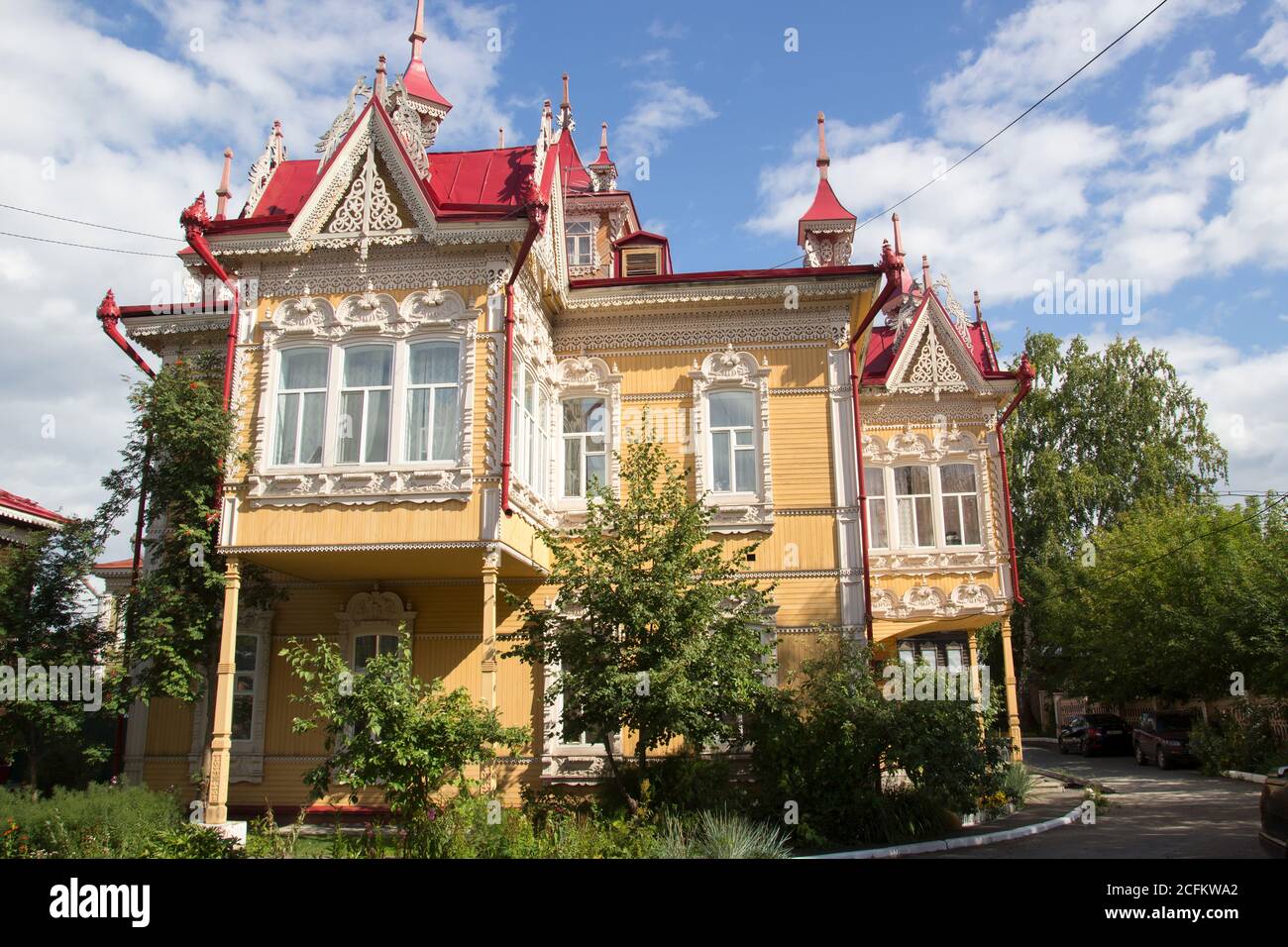 Russische Architektur. Haus mit feuervögeln, Holzhaus, Tomsk, Russland. Schöne geschnitzte Elemente der russischen nördlichen Architektur Stockfoto