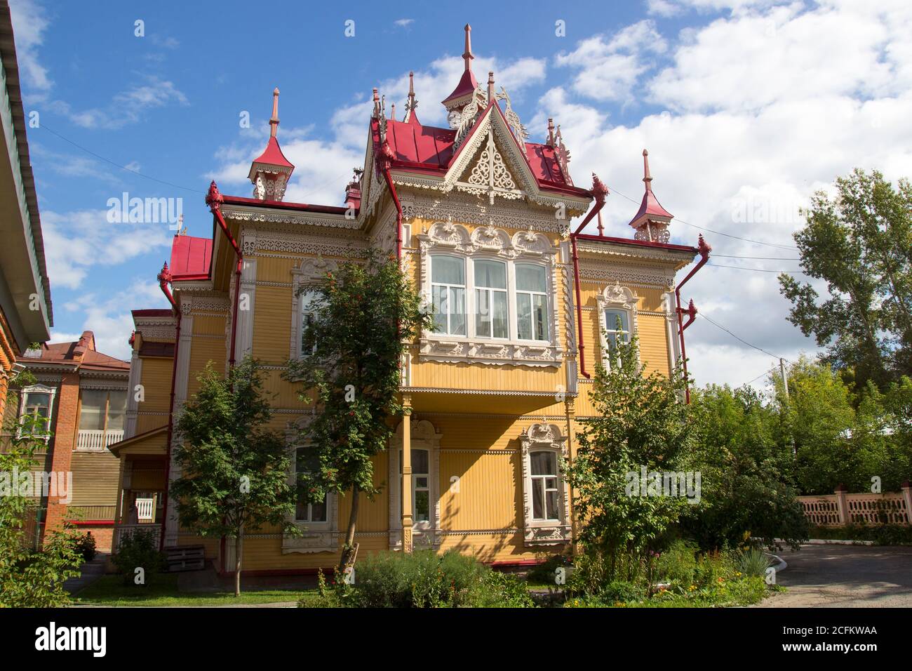 Russische Architektur. Haus mit feuervögeln, Holzhaus, Tomsk, Russland. Schöne geschnitzte Elemente der russischen nördlichen Architektur Stockfoto