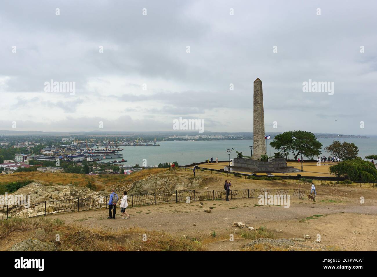 Kertsch, Krim, Russland-07. September 2018: Die Touristen auf dem Berg mithridat neben dem Obelisken der Herrlichkeit den Unsterblichen Helden, die in den Kämpfen für liberat umgekommen sind Stockfoto