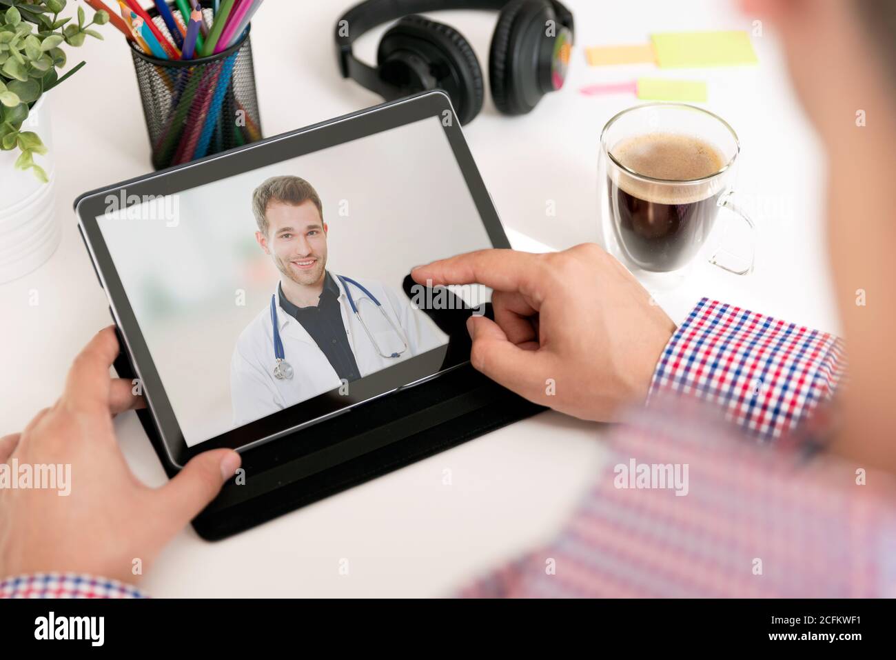 Telemedizinische Konzept auf Tablet-Bildschirm. Gesundheitswesen, Telemedizin, Video-Chat mit Arzt Stockfoto