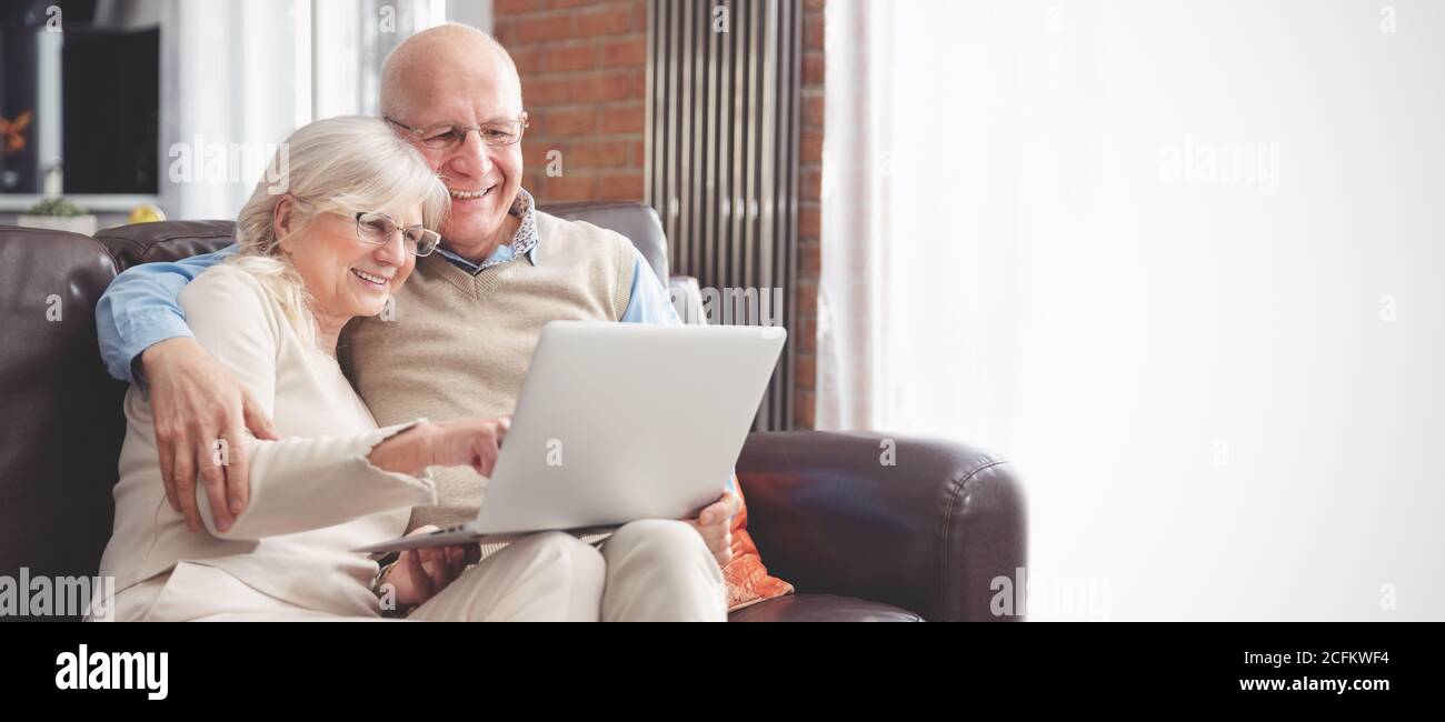 Ältere Paare, die gemeinsam im Internet surfen. Rentner nutzen soziale Medien. Web-Banner-Bild Hintergrund mit Kopierplatz Stockfoto