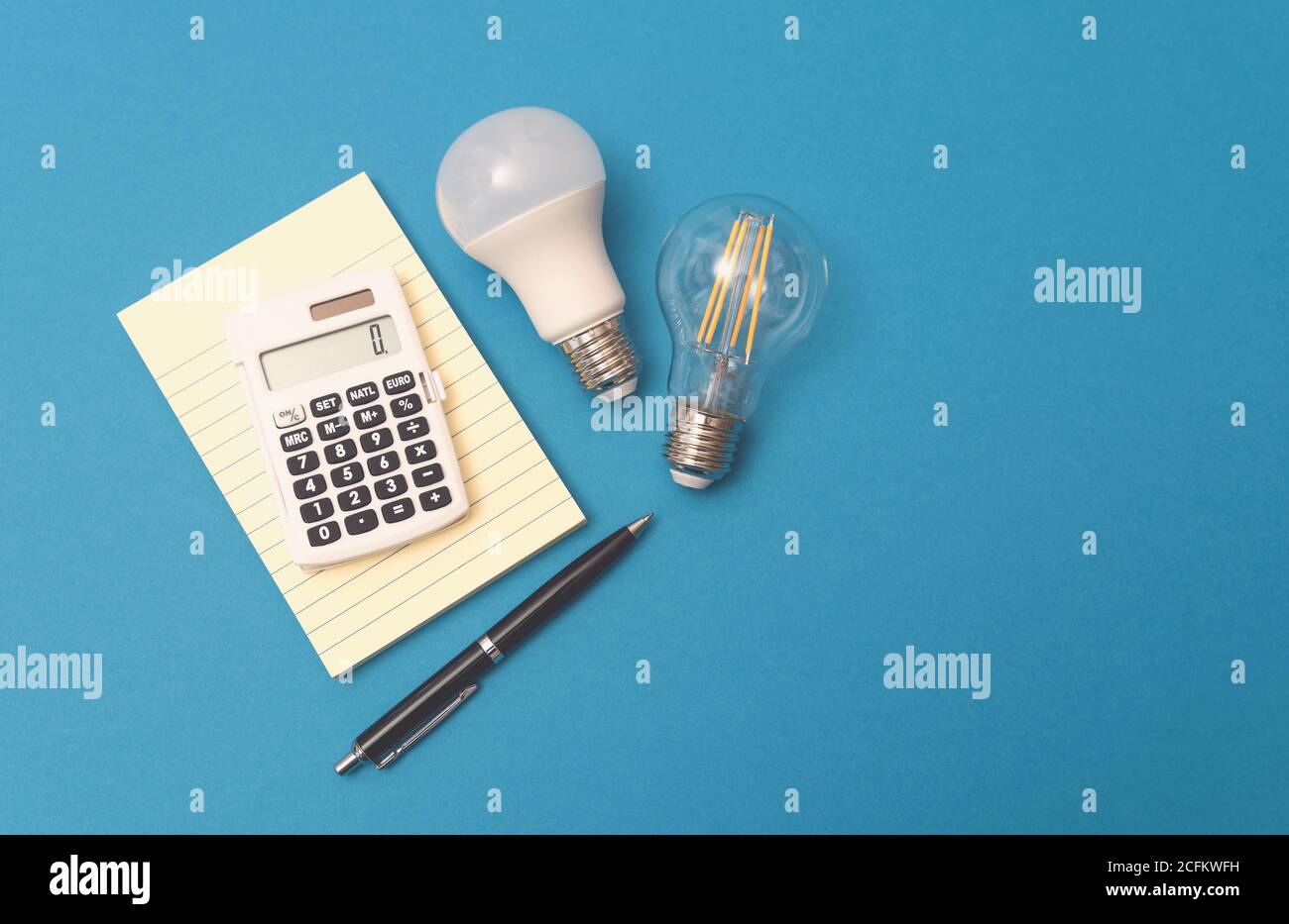 Glühlampen, Energieeffizienzkonzept auf blauem Hintergrund Stockfoto