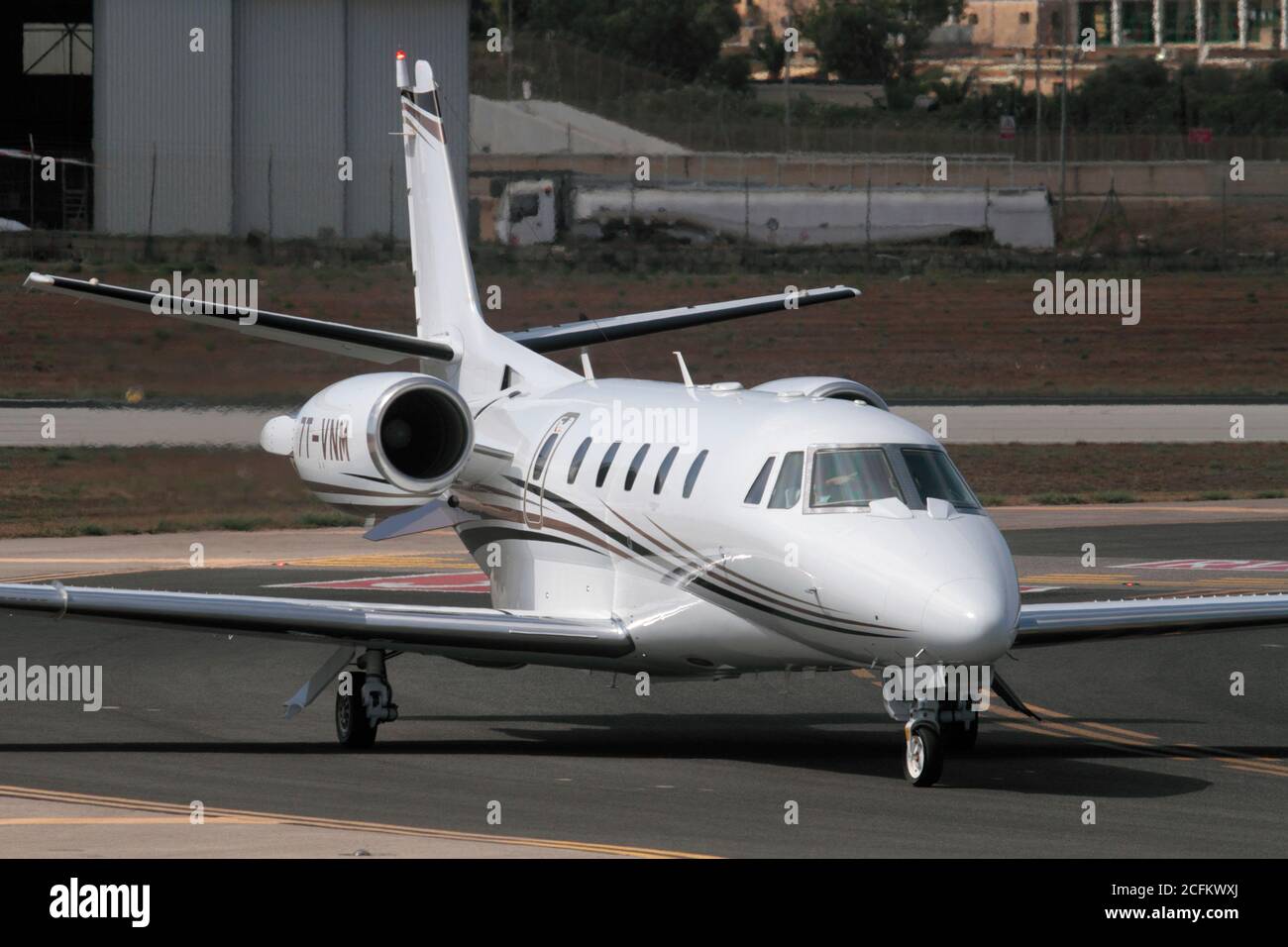 Cessna 560XL Citation XLS+ Privatjet bei Ankunft in Malta. Nahaufnahme der Vorderansicht. VIP-Flugreisen. Stockfoto