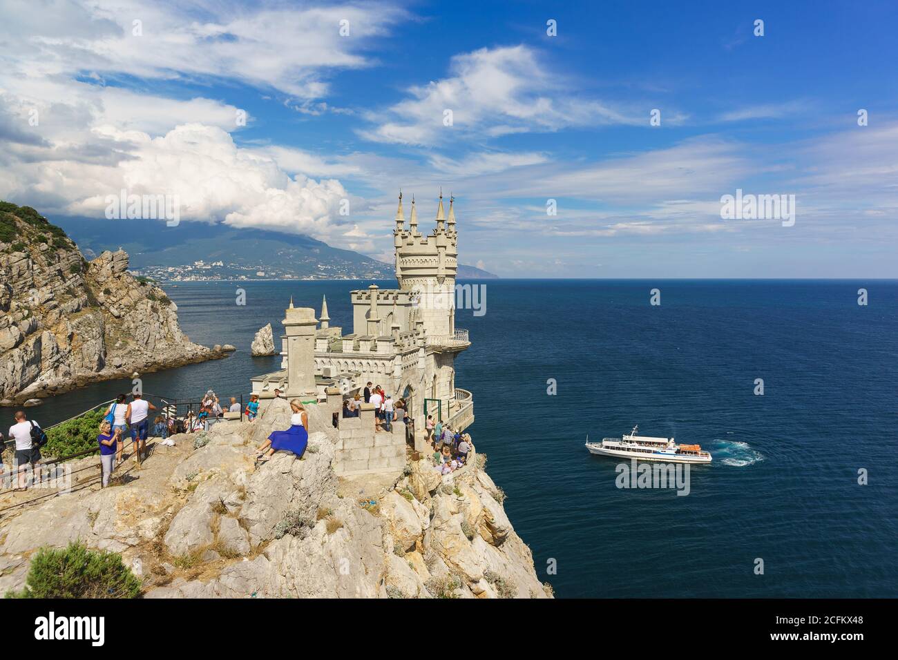 Russland, Krim, Jalta, Gaspra-10. September 2018: Touristen besuchen die alte gotische Burg Schwalbennest an der Südküste der Krim. Über Blu Stockfoto