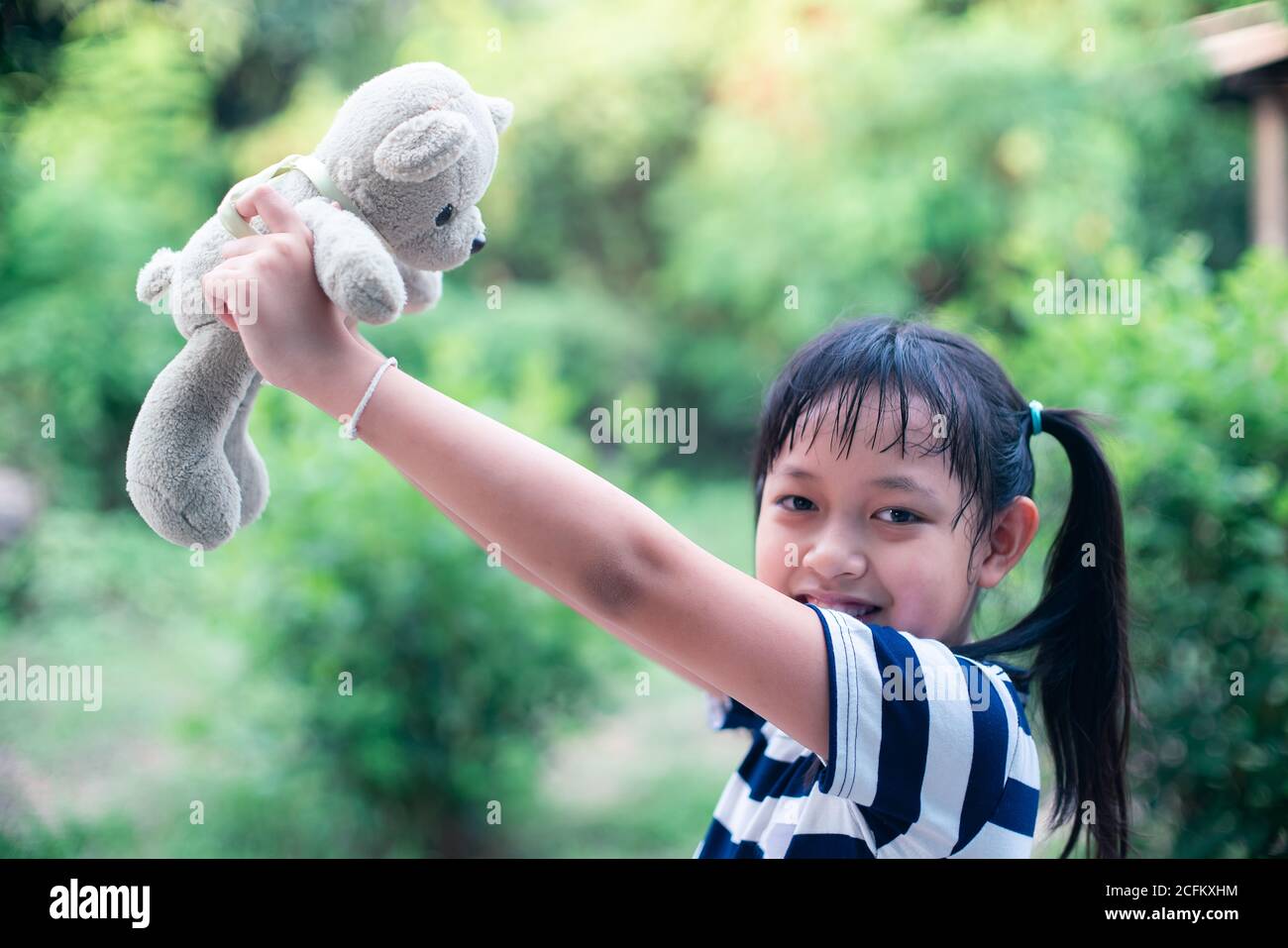 Lächeln kleines Kind Mädchen hält Teddybär mit Liebe Stockfoto