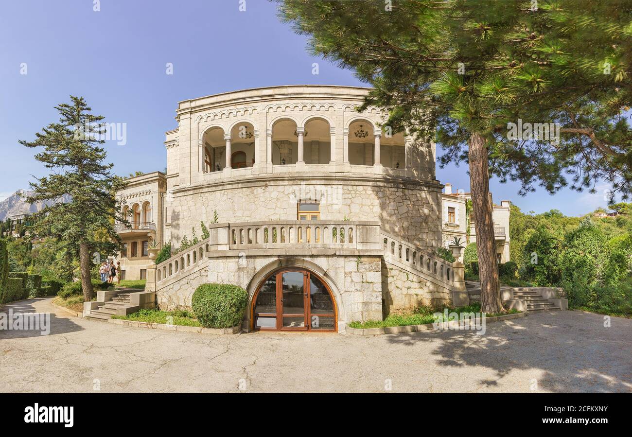 Koreiz, Jalta, Krim, Russland-13. September 2018: Panoramablick auf die Südfassade des Jussupov-Palast auf der Krim, in den frühen XX Jahrhundert gebaut Stockfoto Koreiz, Jalta, Krim, Russland-13. September 2018: Panoramablick auf die Südfassade des Jussupov-Palast auf der Krim, in den frühen XX Jahrhundert gebaut Stockfoto