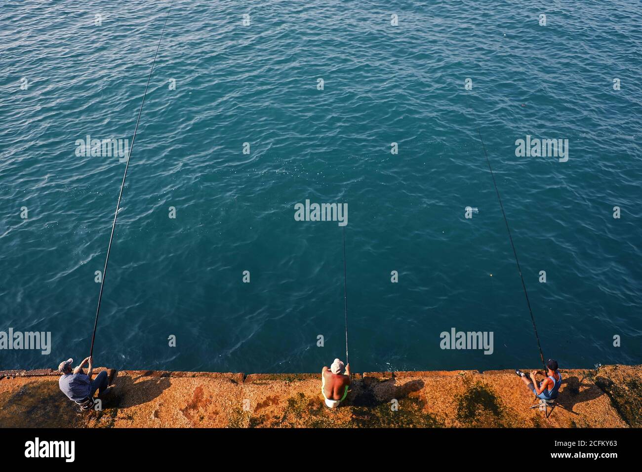 Beirut, Libanon. September 2020. Die Menschen genießen Angeln an der Corniche von Beirut, Libanon, September 6, 2020. Die Zahl der COVID-19-Infektionen im Libanon stieg am Sonntag um 415 auf 20,426, während die Zahl der Todesopfer um vier auf 191 stieg, berichtete das Gesundheitsministerium. Quelle: Bilal Jawich/Xinhua/Alamy Live News Stockfoto