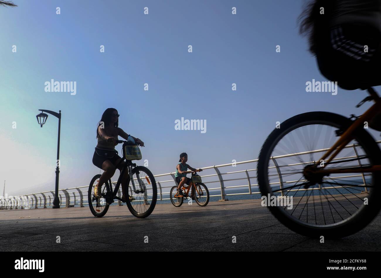 Beirut, Libanon. September 2020. Am 6. September 2020 fahren die Menschen in der Corniche von Beirut, Libanon, mit dem Fahrrad. Die Zahl der COVID-19-Infektionen im Libanon stieg am Sonntag um 415 auf 20,426, während die Zahl der Todesopfer um vier auf 191 stieg, berichtete das Gesundheitsministerium. Quelle: Bilal Jawich/Xinhua/Alamy Live News Stockfoto