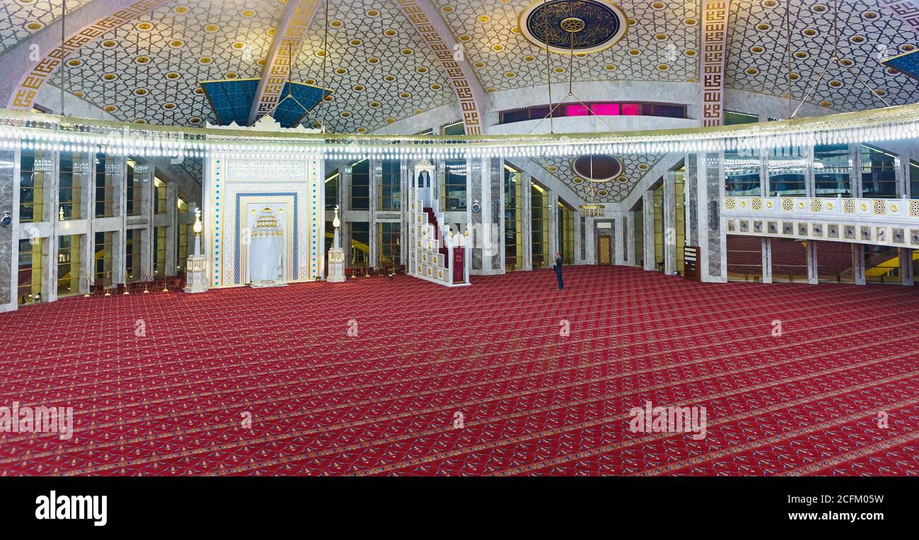 Argun, Tschetschenische Republik, Russland - 01. Juni 2019: Der Tourist untersucht und fotografiert das Innere der Moschee nach Aymani Kadyrow in der Cit benannt Stockfoto
