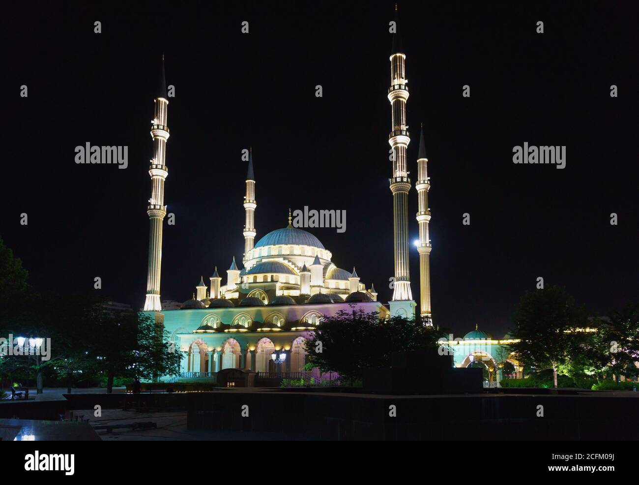 Grosny, Tschetschenische Republik, Russland - 01. Juni 2019: Moschee Herz Tschetscheniens nach Akhmat Kadyrow benannt, im Jahr 2008 im Stadtzentrum gebaut. Ein beliebtes att Stockfoto