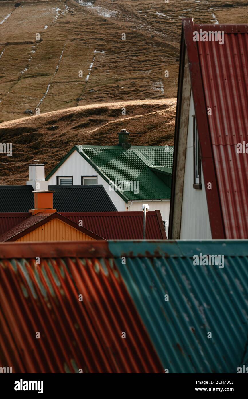 Holzhaus in Siedlung im Herbst auf den Färöern Auf verschneiten Bergen Stockfoto