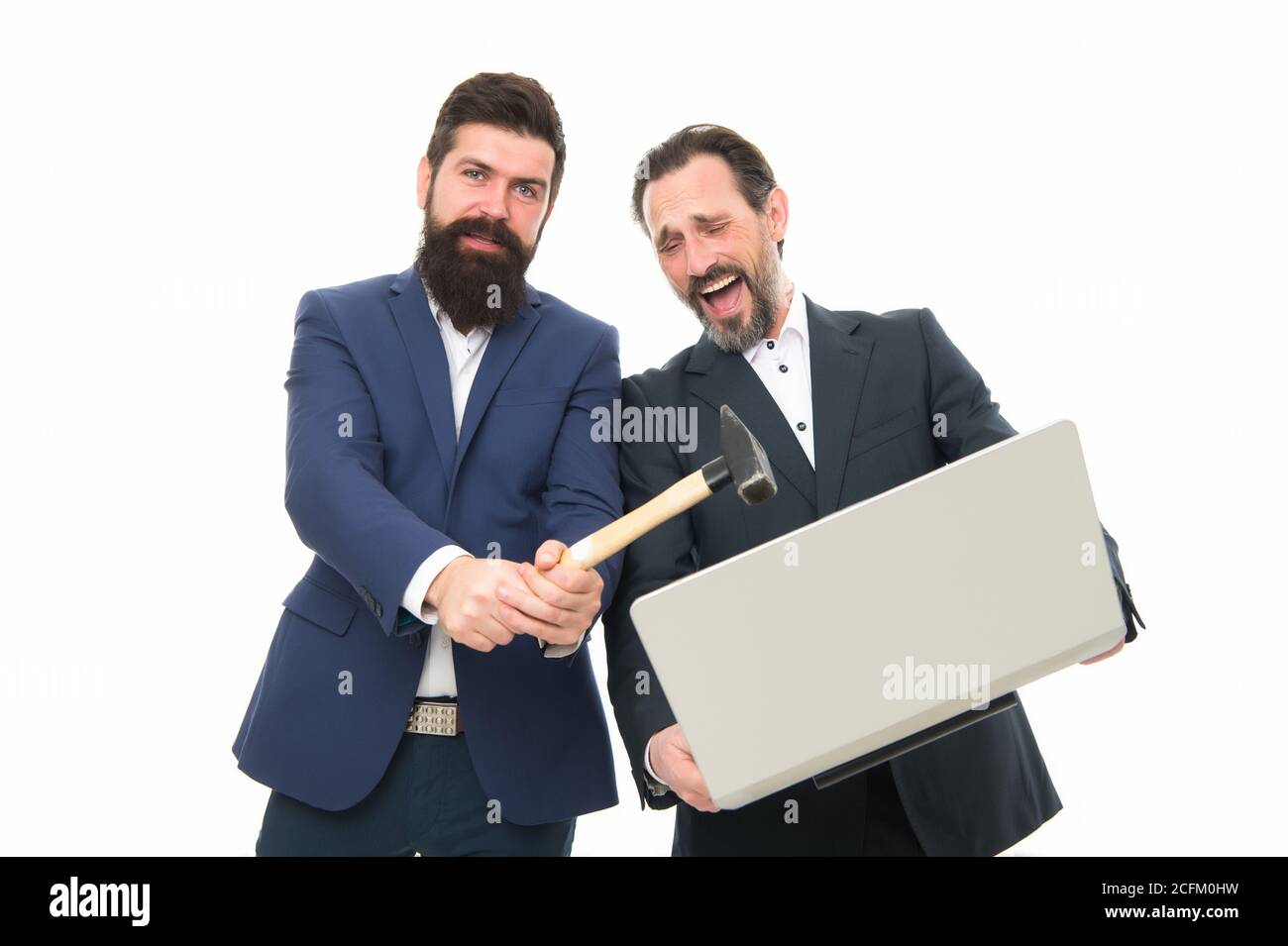 Passworthack. Geschäftsleute brechen oder Computer hacken. Hacker halten Laptop und Hammer. Computer-Hacking. Hack im Unternehmensserver. Hack Geschäft und stehlen Informationen. Kriminalität und Gefahr. Sicherheit und Sicherheit. Stockfoto