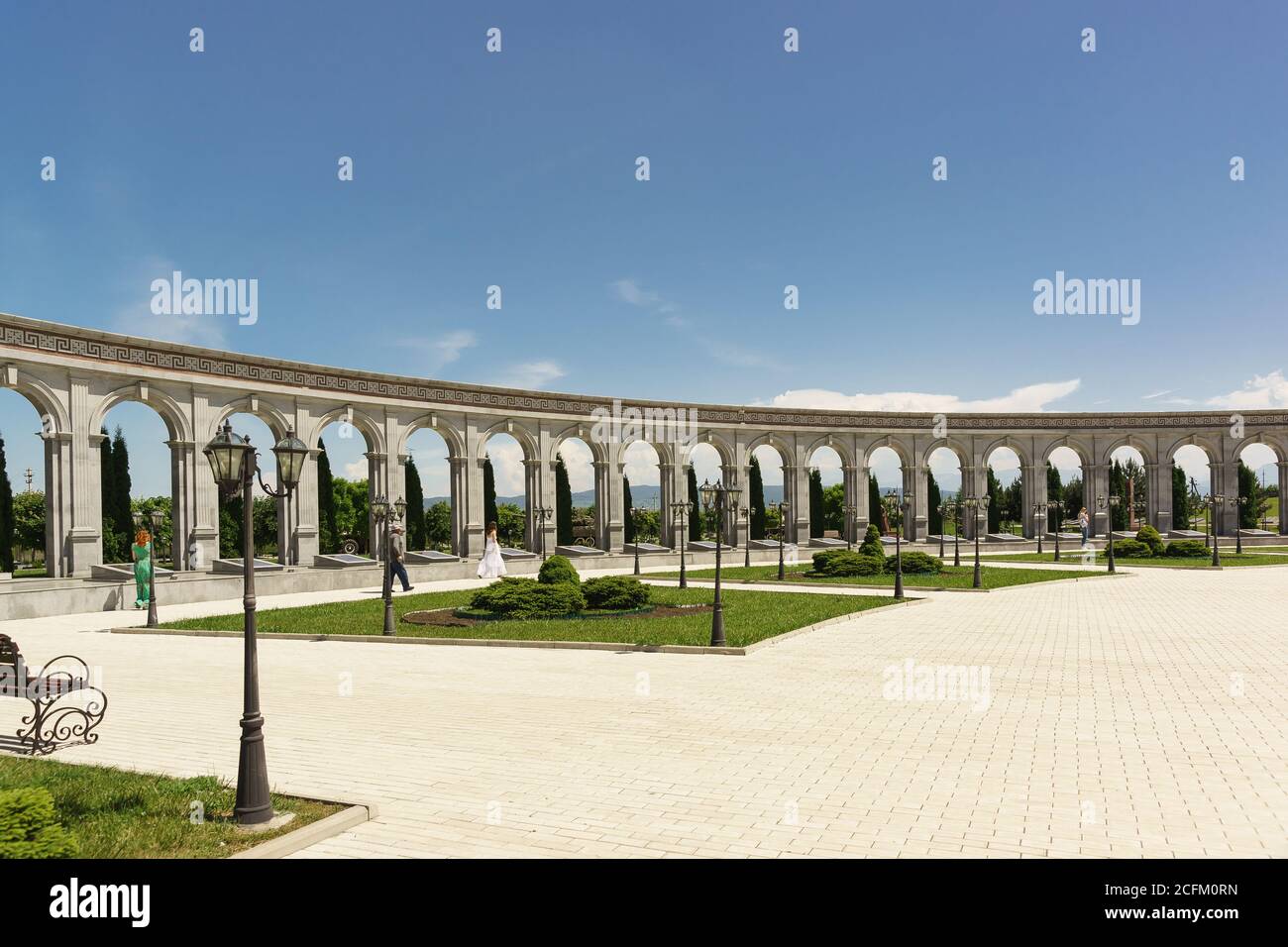 Nazran, Inguschetien, Russland - 02. Juni 2019: Kolonnaden des Gedenkens an Erinnerung und Ruhm mit den Namen von 36 Ingusch, die staatliche Auszeichnungen während der hatte Stockfoto