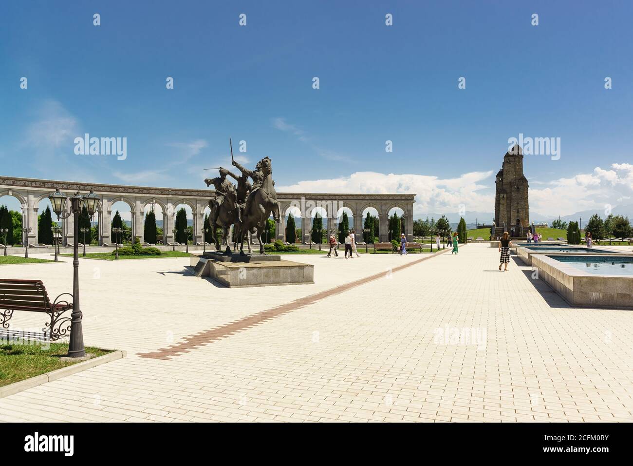 Nazran, Inguschetien, Russland - 02. Juni 2019: Denkmal für das Ingusch Kavallerie-Regiment "Wilde Division" auf dem Gebiet der Gedenkstätte für Erinnerung und glo Stockfoto